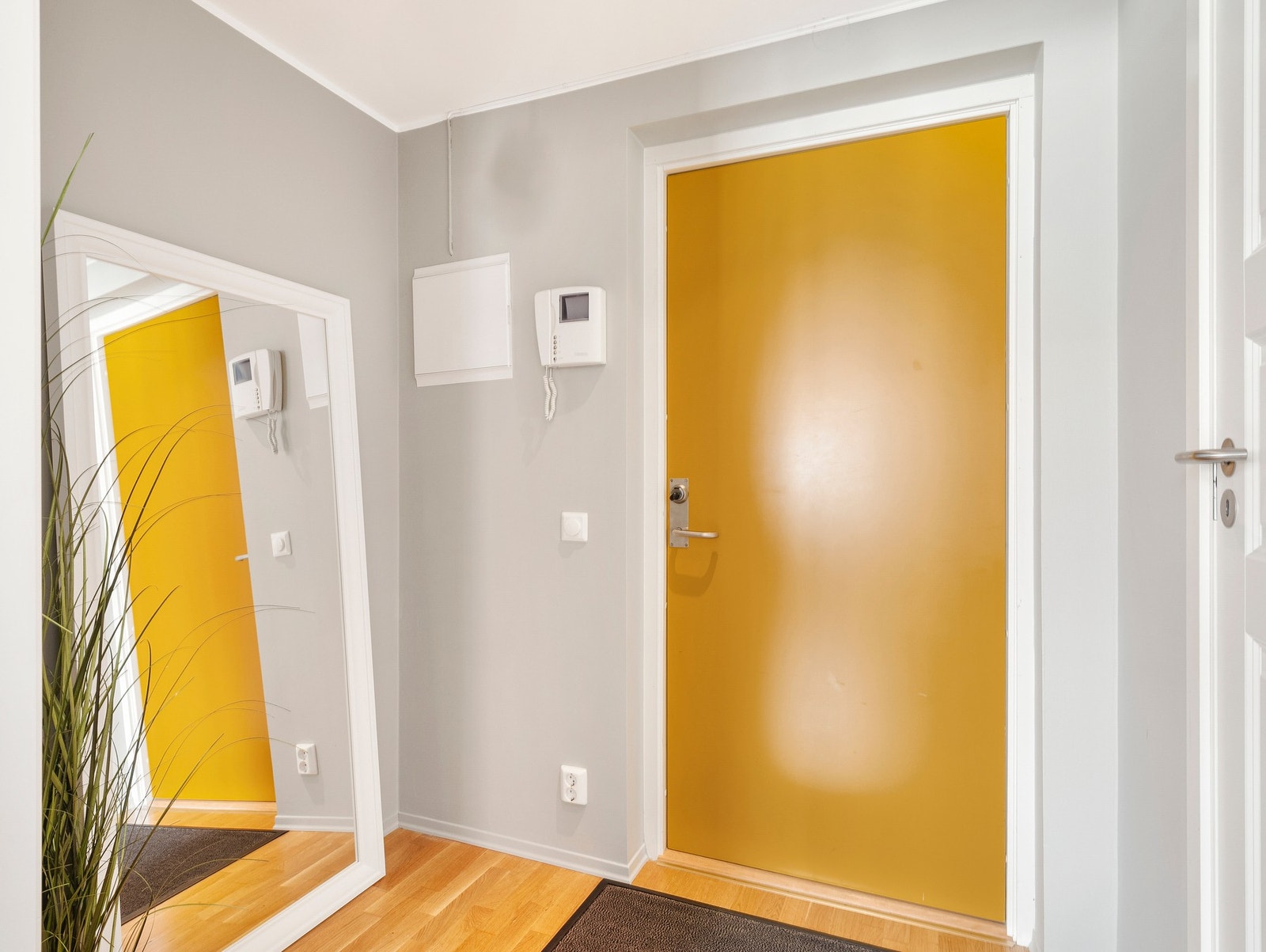 Praktisk entre med gode oppbevaringsmuligheter for klær/sko Galleribilde