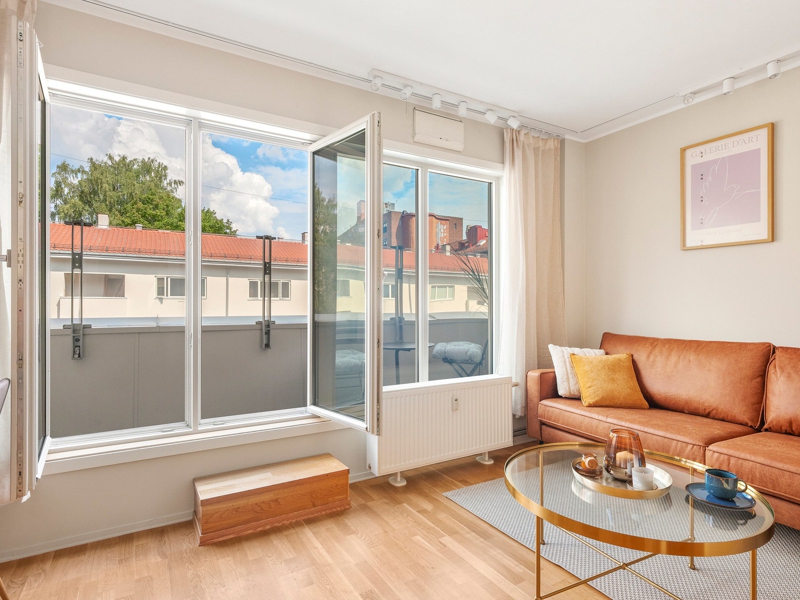 Store vindusflater sørger for massevis av naturlig lys inn i leiligheten Galleribilde