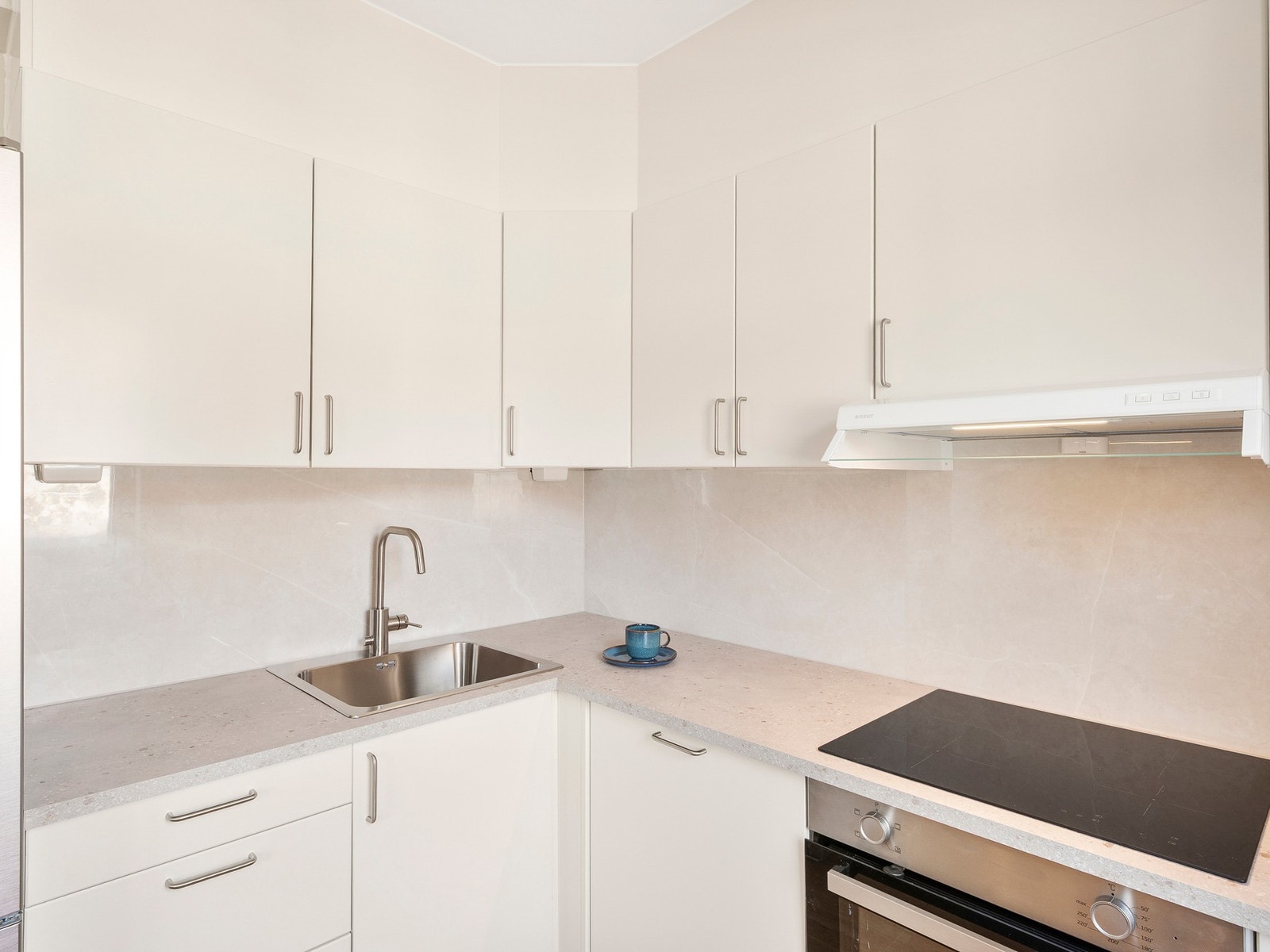 Kjøkken fra 2025 med integrerte hvitevarer og stilrene fronter Galleribilde