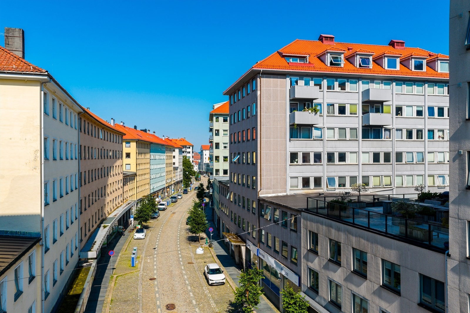 Leiligheten ligger fint plassert i byggets 7. etasje. Galleribilde