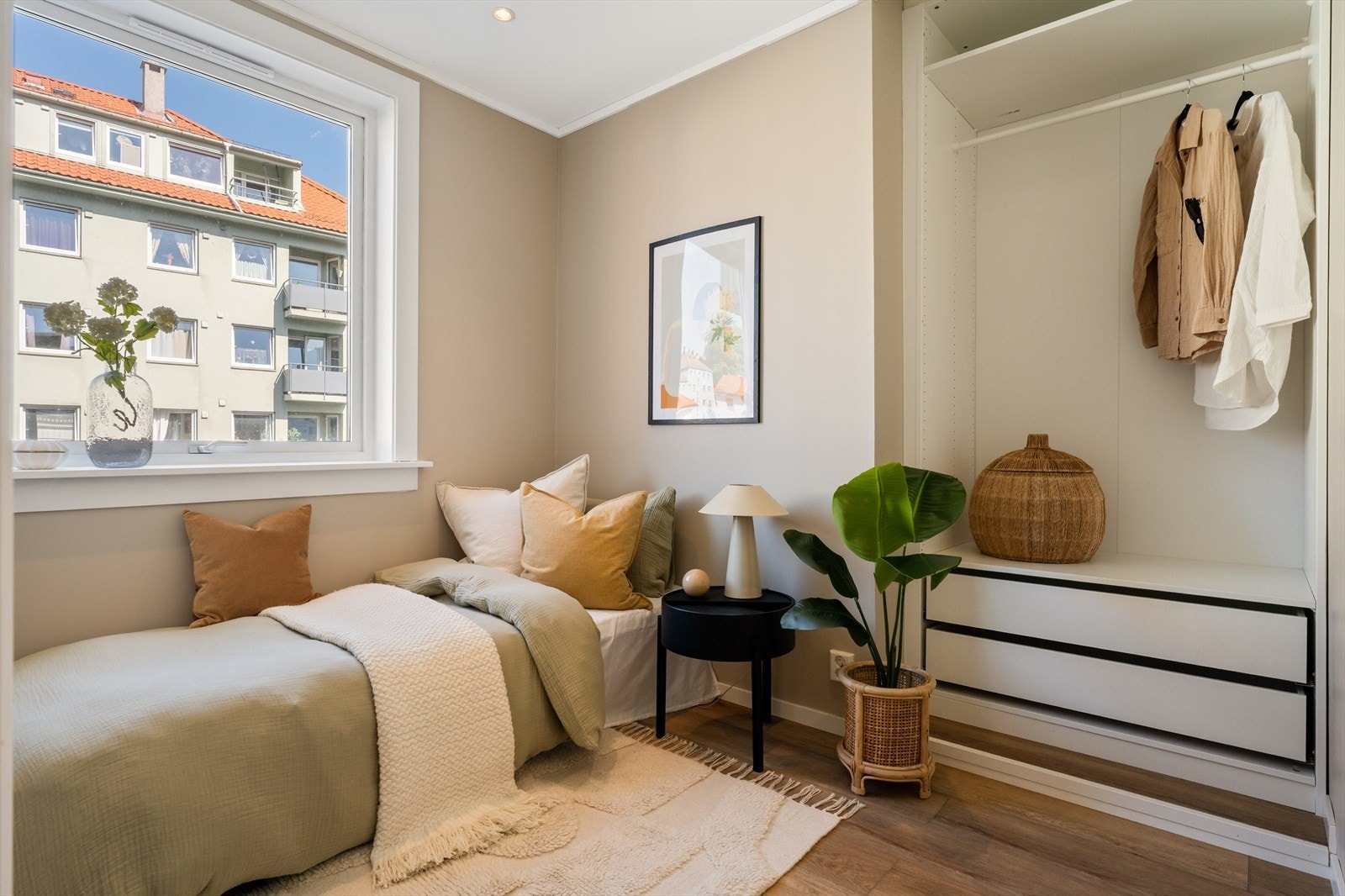 Her er det plass til en stor seng, videre er det et innebygd Ikea pax garderobe med stang og skuffer som kan videre innredes etter eget ønske. Galleribilde