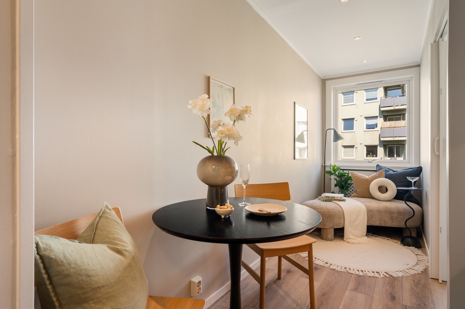 Leiligheten har en tidsriktig fargepalett, moderne standard og en arealeffektiv planløsning. Galleribilde