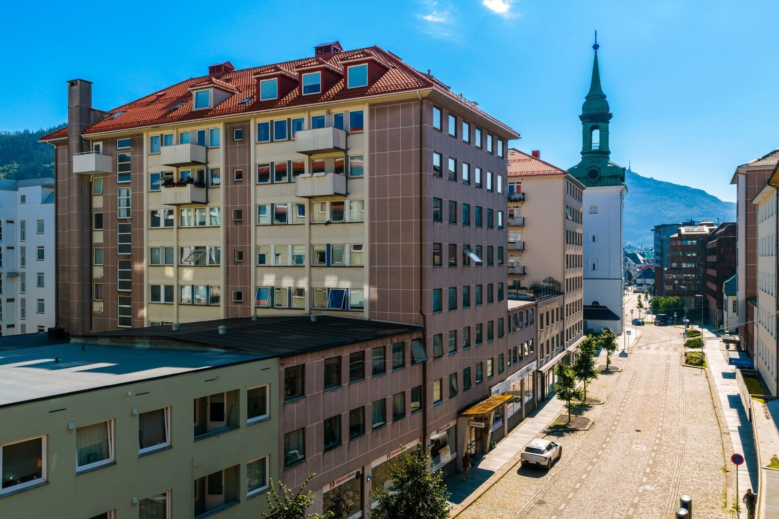 Fra leiligheten er det kun få minutters gange til alle fasiliteter og servicetilbud som Bergen sentrum har å by på! Galleribilde