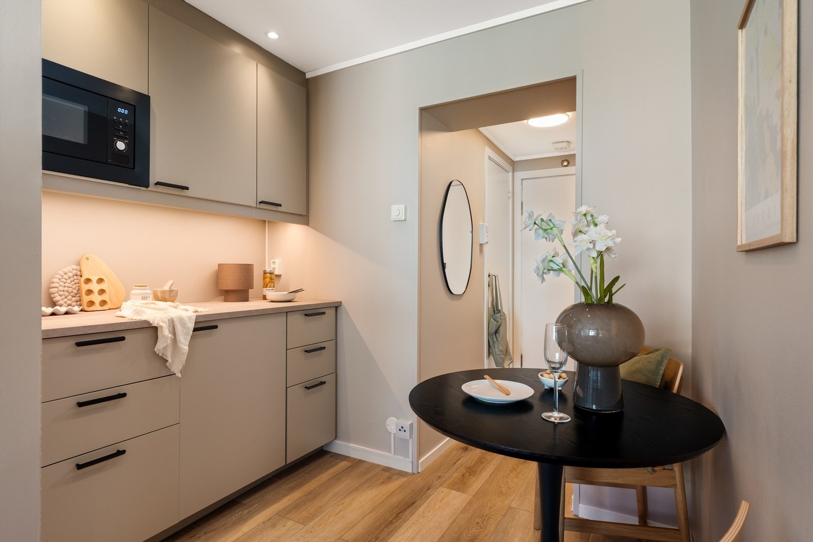 Kjøkkeninnredning fra IKEA har en tidløs og slett utførelse med beige fronter og laminat benkeplate. Her finner du rikelig med oppbevaring med skap, skuffer, kjøleskap med liten frysedel og mikro. Galleribilde