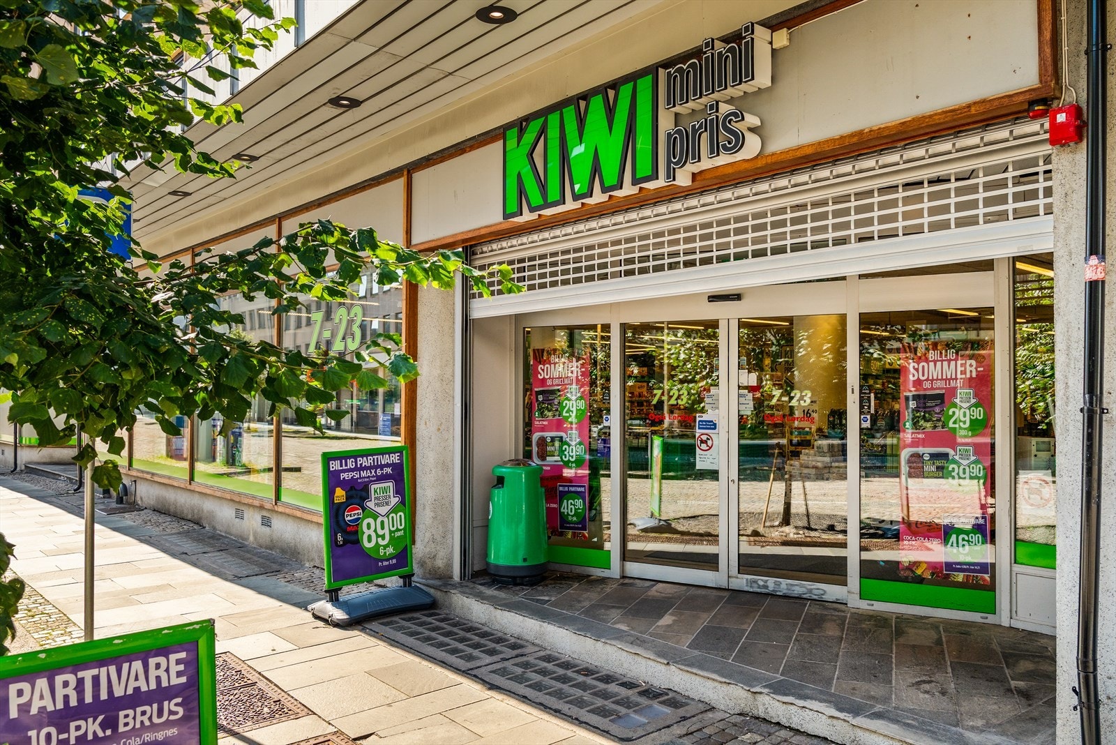 Like utfor døren finner man dagligvarebutikken Kiwi, samt Rema 1000 like i nærheten. Galleribilde