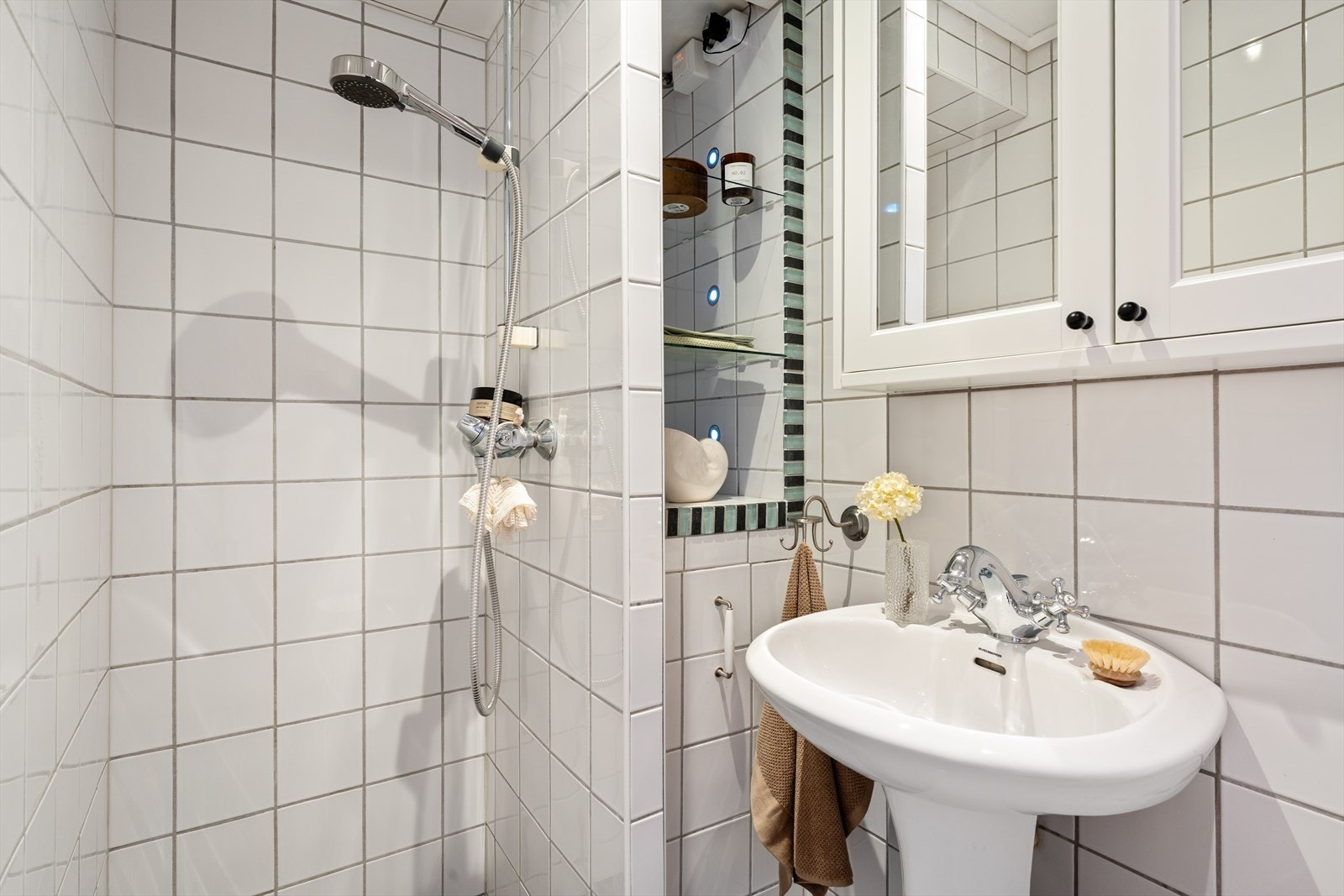 Badet er innredet med toalett, servant og dusjnisje. Sameiet har felles vaskeri i byggets 2. etasje med felles maskiner. Romslige nisjer med dekorativ belysning. Galleribilde