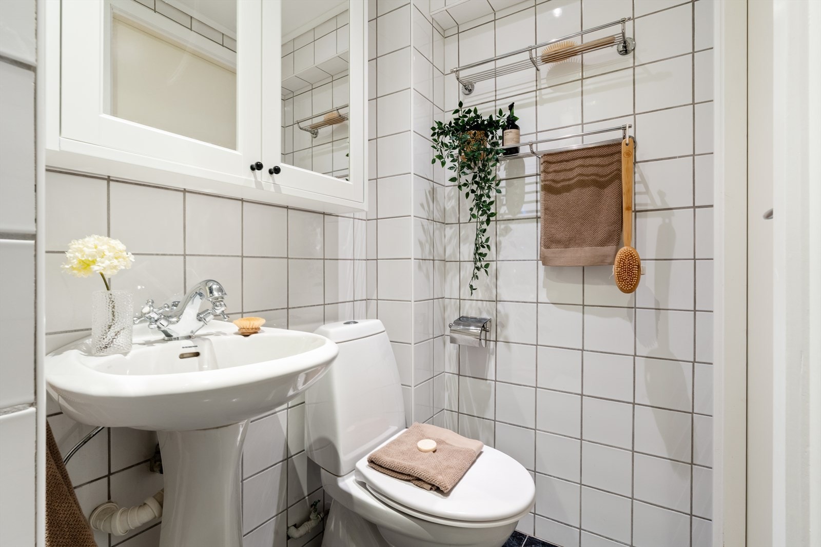 Helfliset bad fra 2006 med varmekabler i gulv. Nytt romslig speilskap fra 2025. Galleribilde