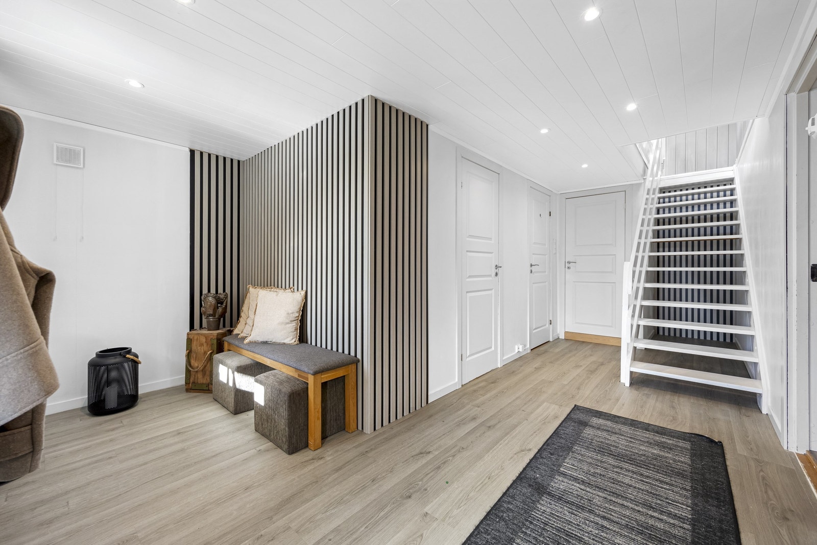 Romslig entré med god plass til å henge fra seg og eget klesrom inn den første døren Galleribilde