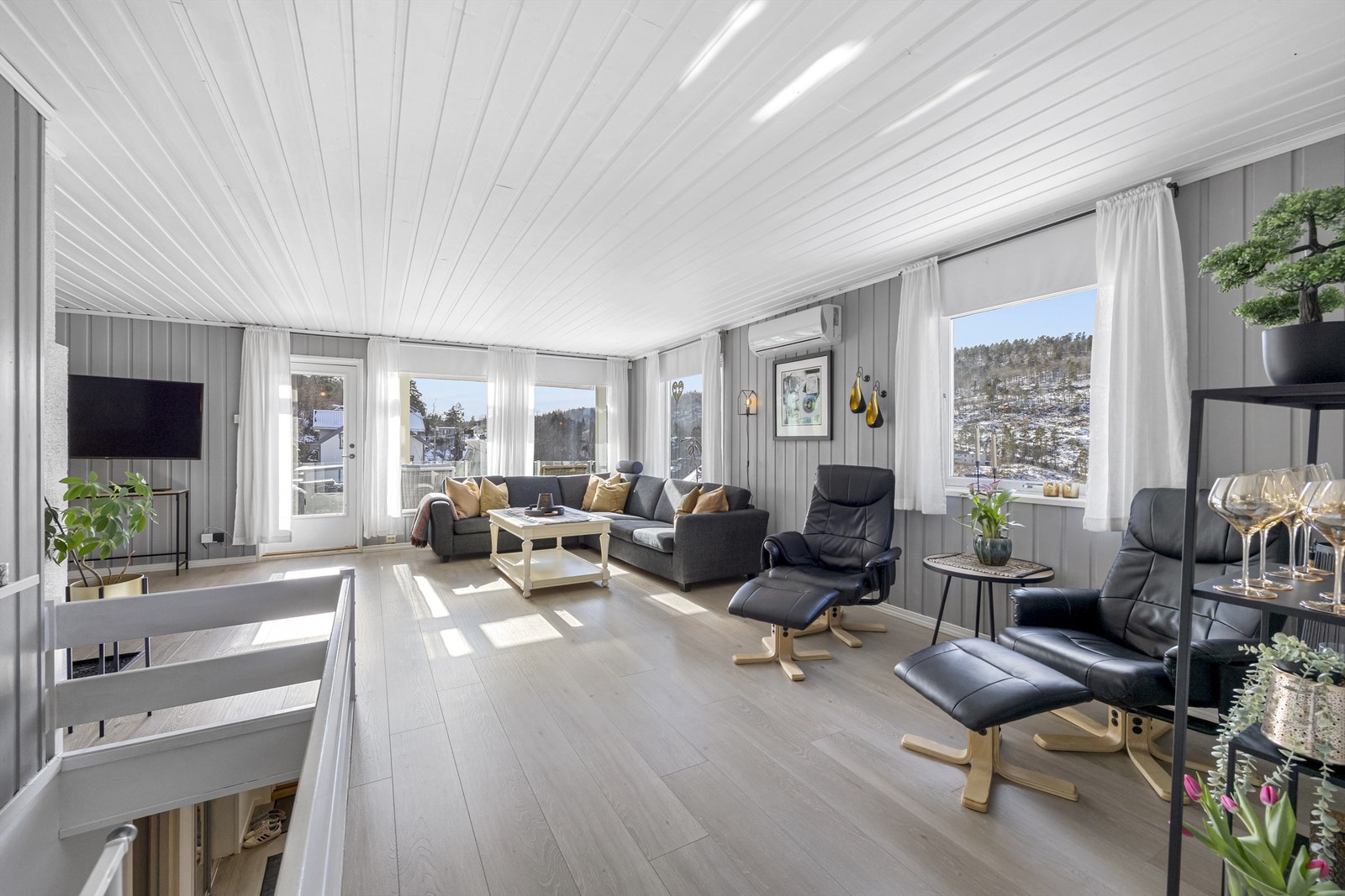 Stor stue - Lounge med flott utsikt mot Lauvåsen, Mjåvann m.m. Galleribilde