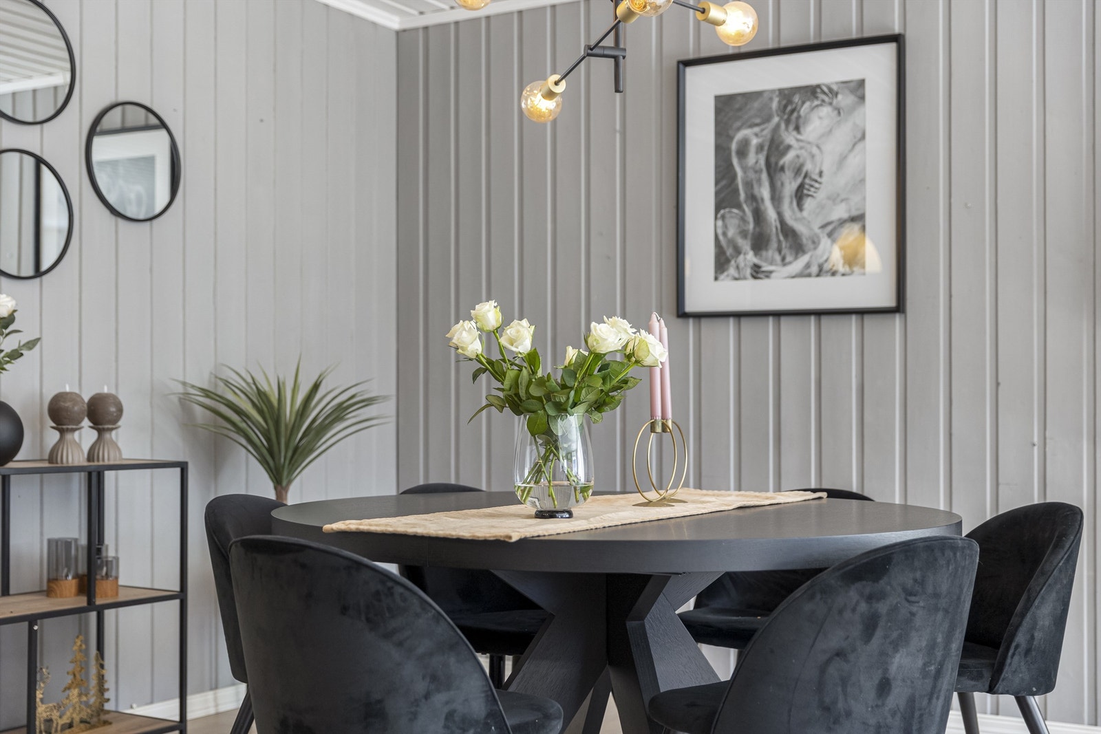 Det er tre soner i stuen, herunder spisestue, TV-stue og lounge Galleribilde