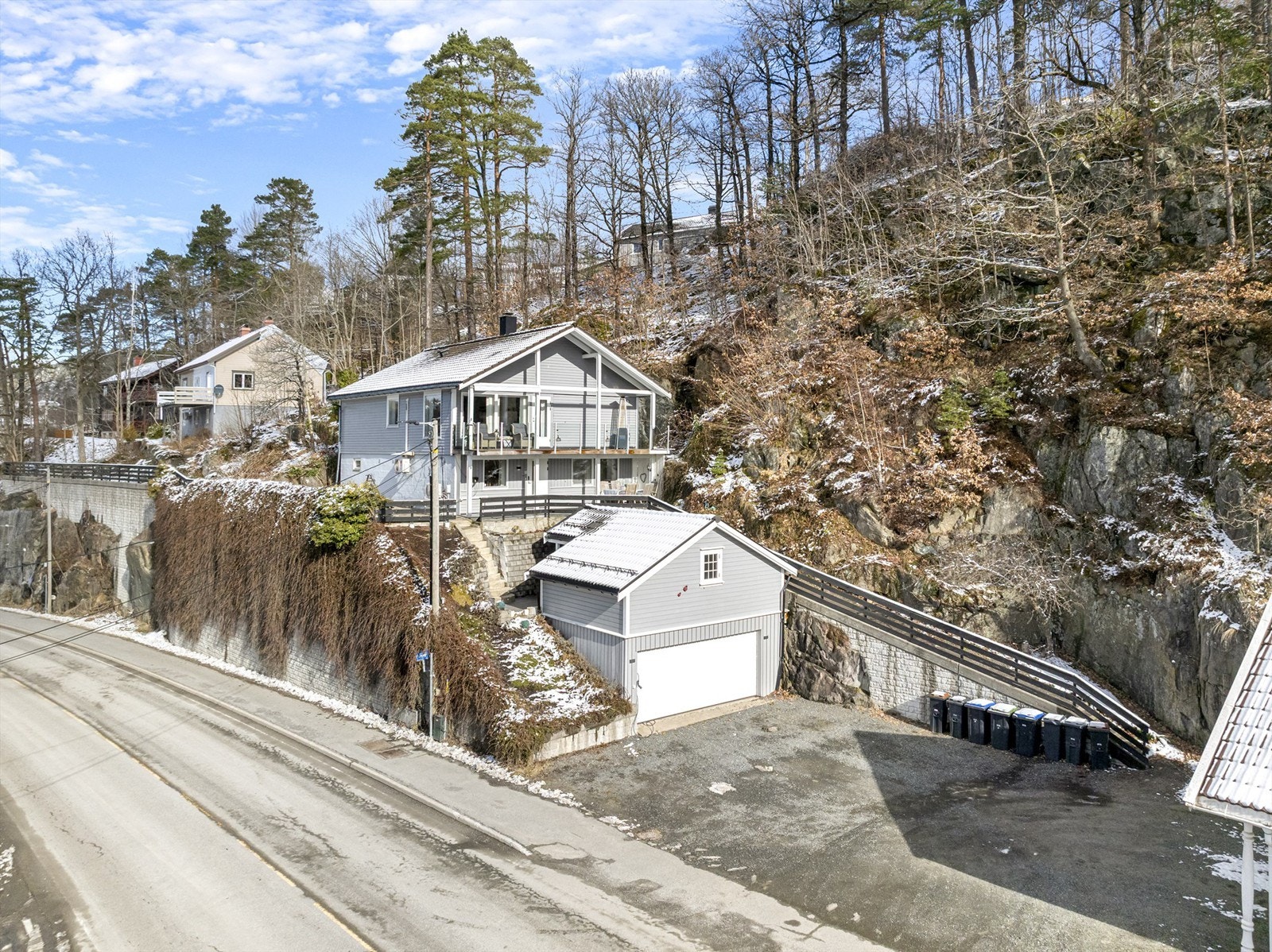 Vestervei 42 ligger flott plassert på en høyde, ca. 200 meter gange til sentrum Galleribilde