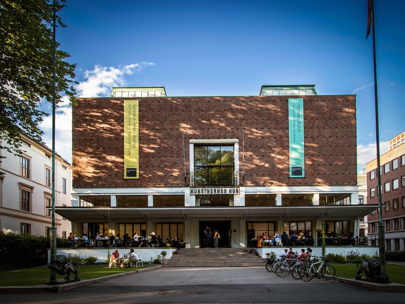 Det er kort vei til populære spisesteder, hyggelige fortauskaféer og kaffebarer. Galleribilde