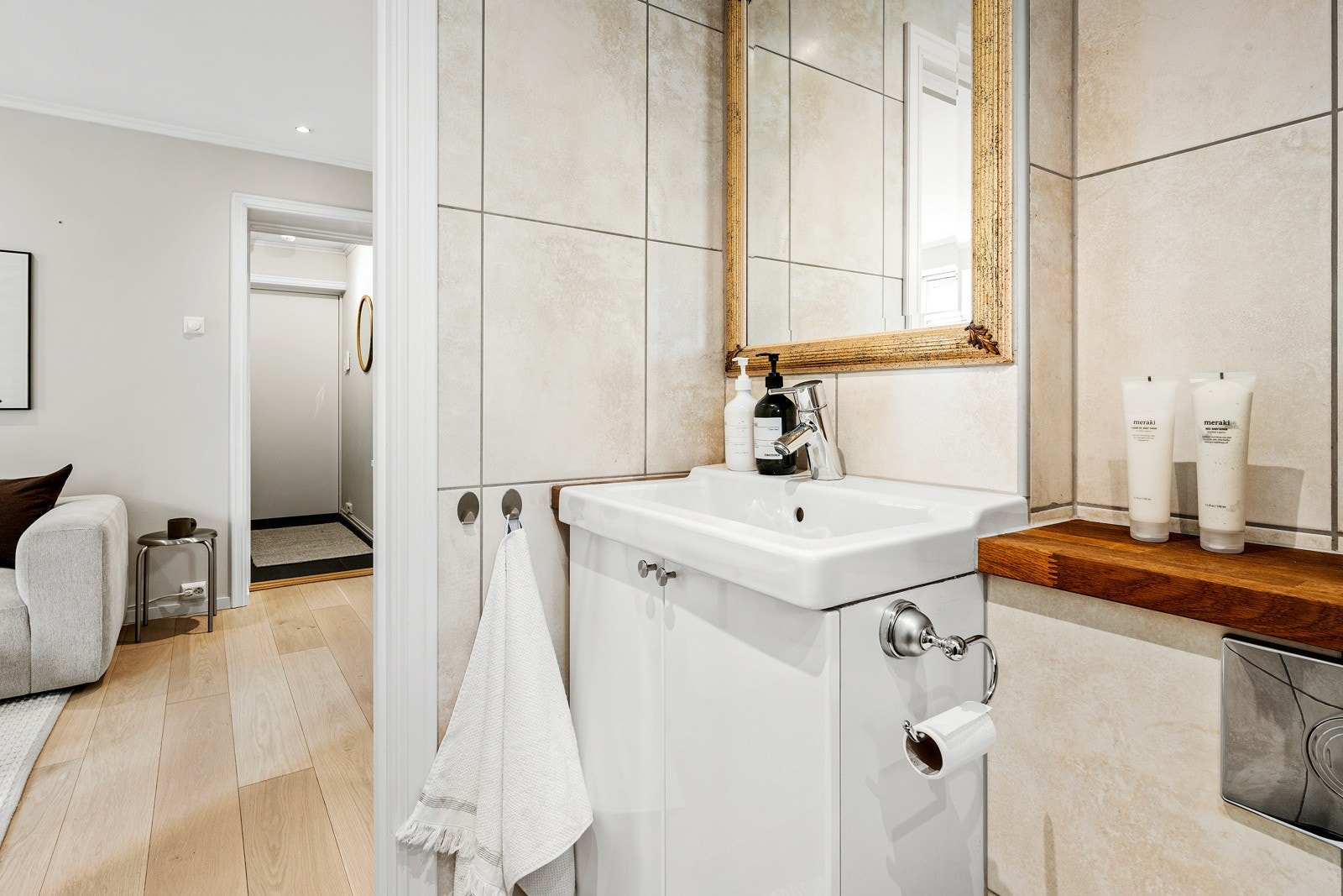 Badet er innredet med dusj hjørne med skyve glassdører, vegg hengt toalett og innredning med nedsunket servant med speil. Galleribilde