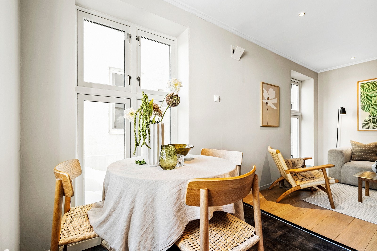 Overgangen til stueområdet er myk, med en spisebordløsning og plass til gjester - perfekt for hverdag. Galleribilde