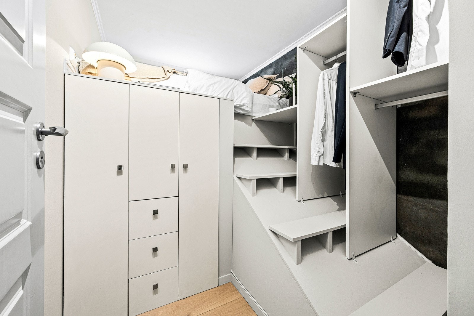 Sovehems med smart garderobe løsning (MERK: Dette rommet er ferdigstilt som bod, men anvendt som sovehems). Galleribilde