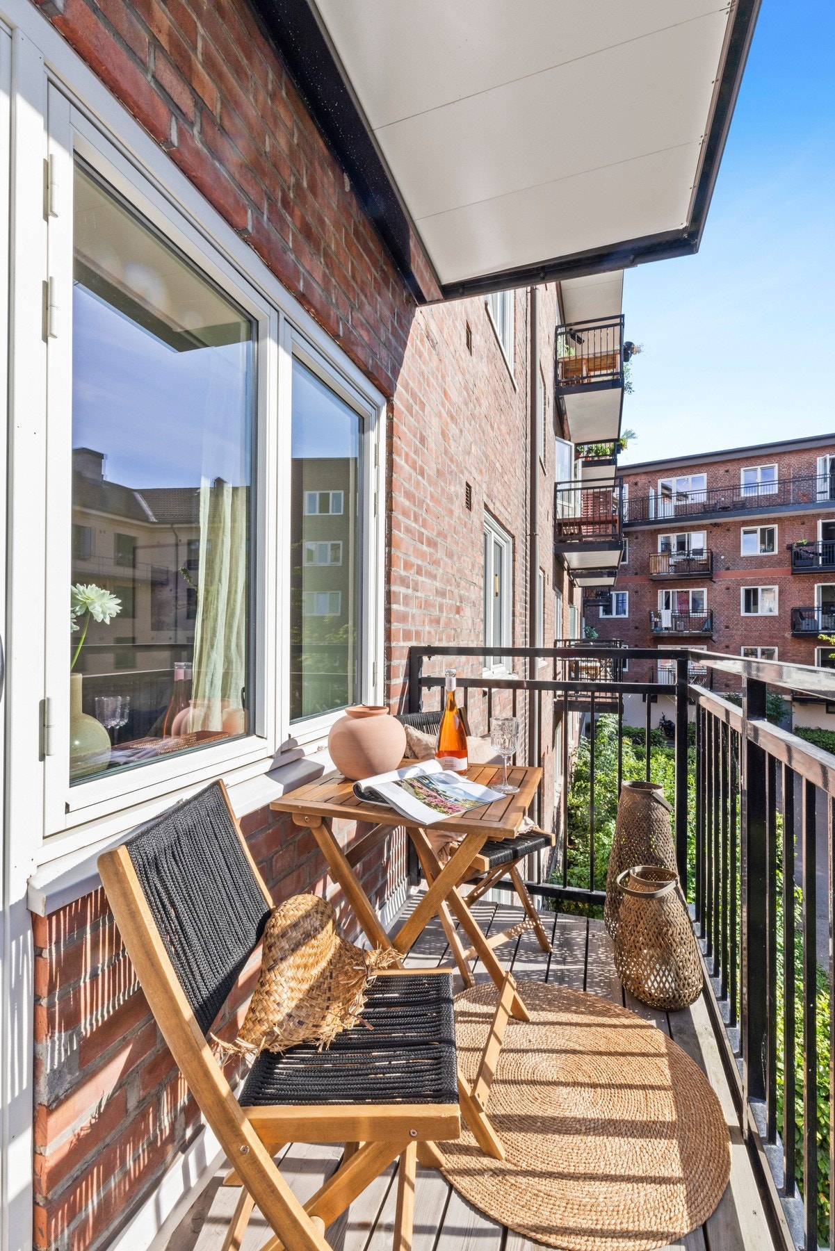 Balkongen er som et ekstra rom i sommerhalvåret. Galleribilde