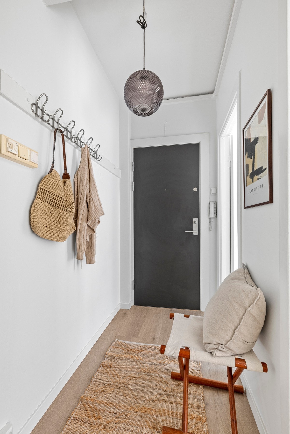 Velkommen inn til en oversiktlig entré med plass til det du trenger. Galleribilde