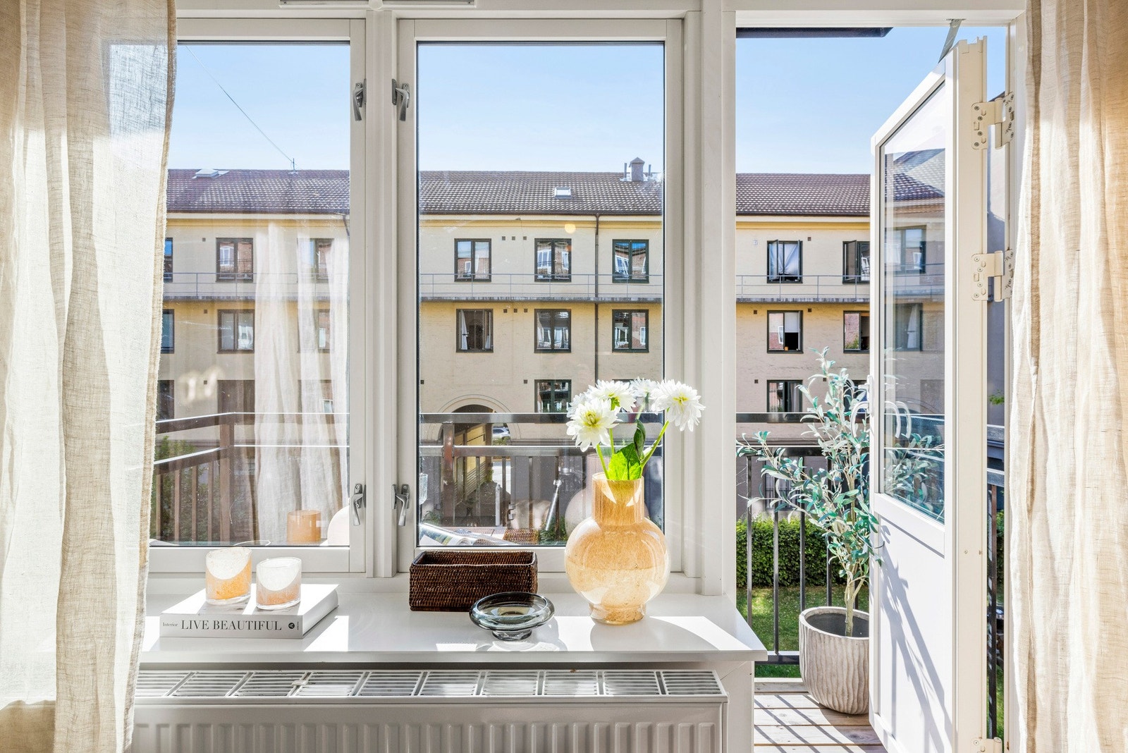 Stuen har direkte adkomst til en solrik vestvendt balkong. Galleribilde