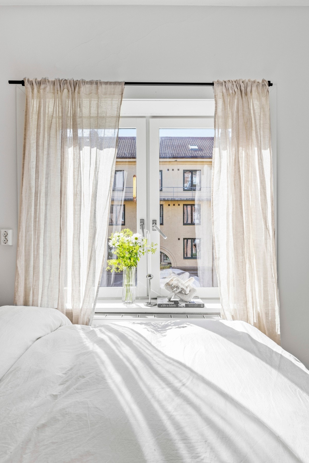 Store vindusflater på soverommet som slipper inn rikelig med naturlig lys. Galleribilde