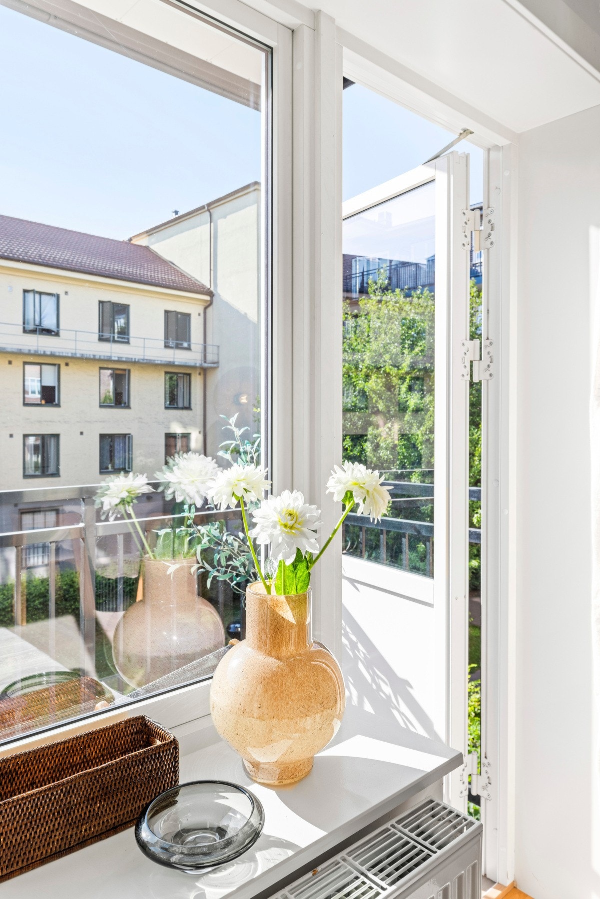 Detaljbilde av vindu i stue mot balkong. Galleribilde