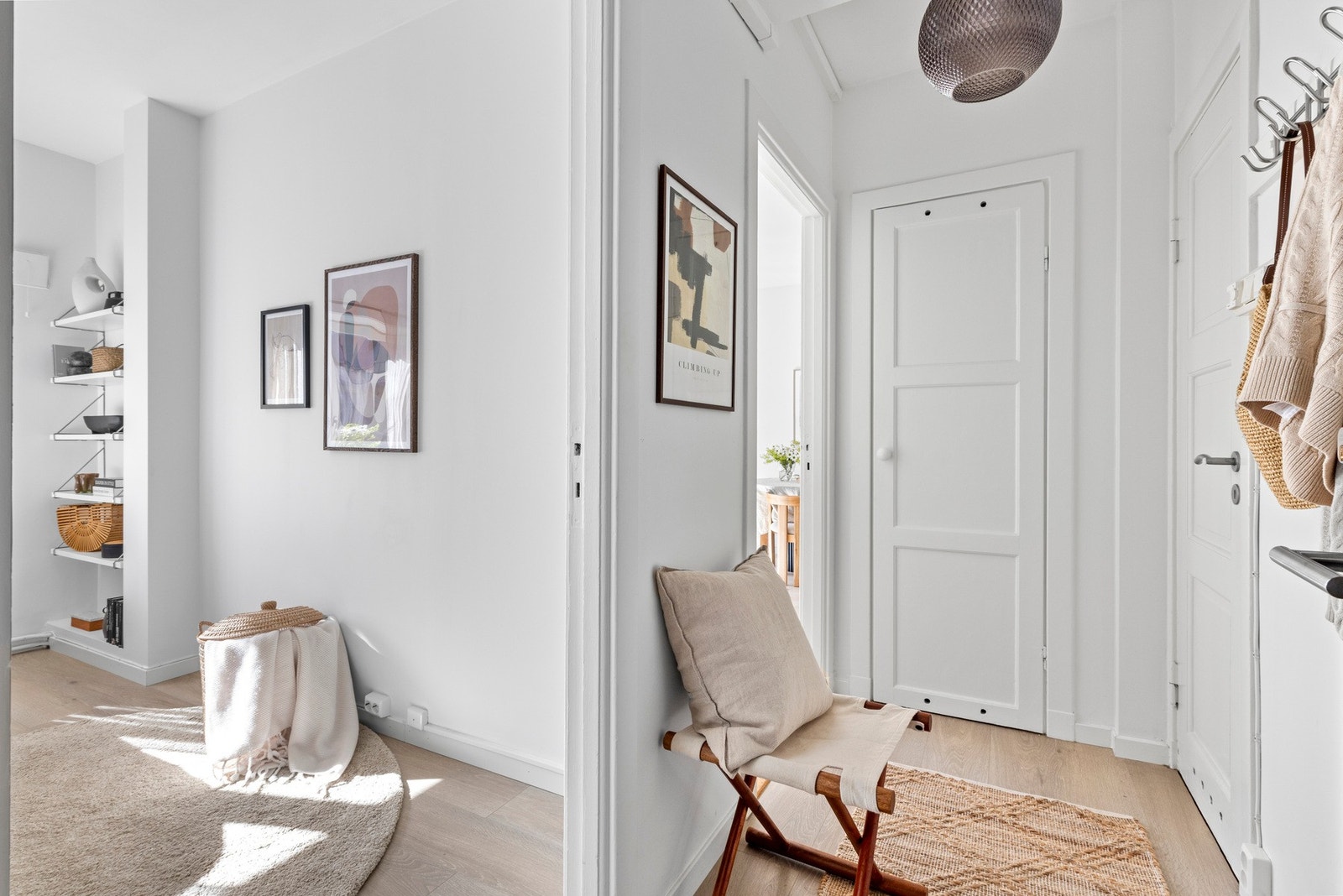 Adkomst til leilighetens soverom fra entreen. Galleribilde