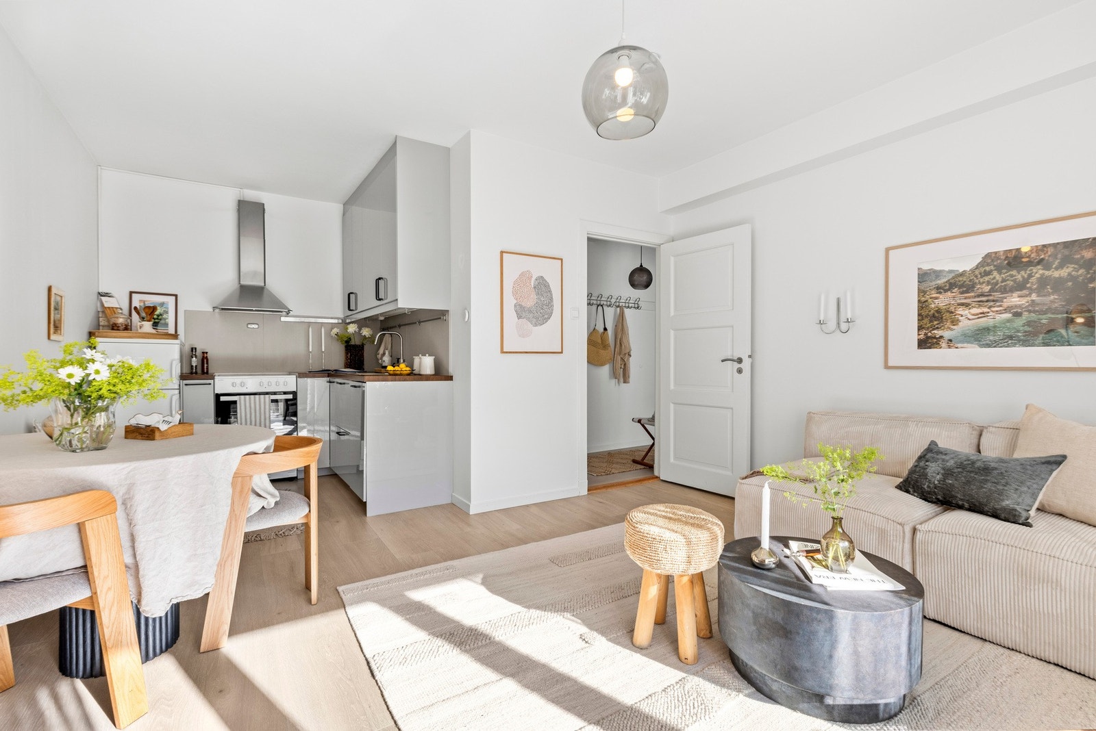 Leiligheten er malt i harmoniske farger og har pent laminatgulv. Galleribilde