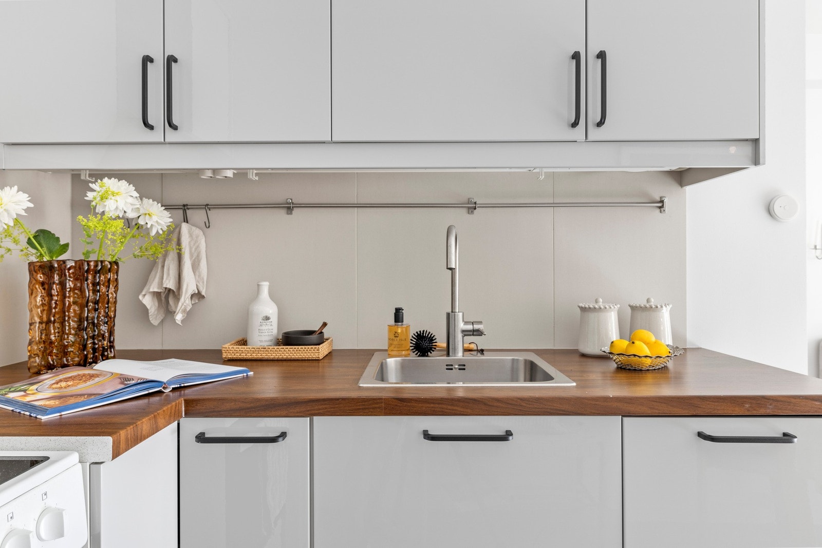 Oversiktlig og velholdt kjøkken. Galleribilde