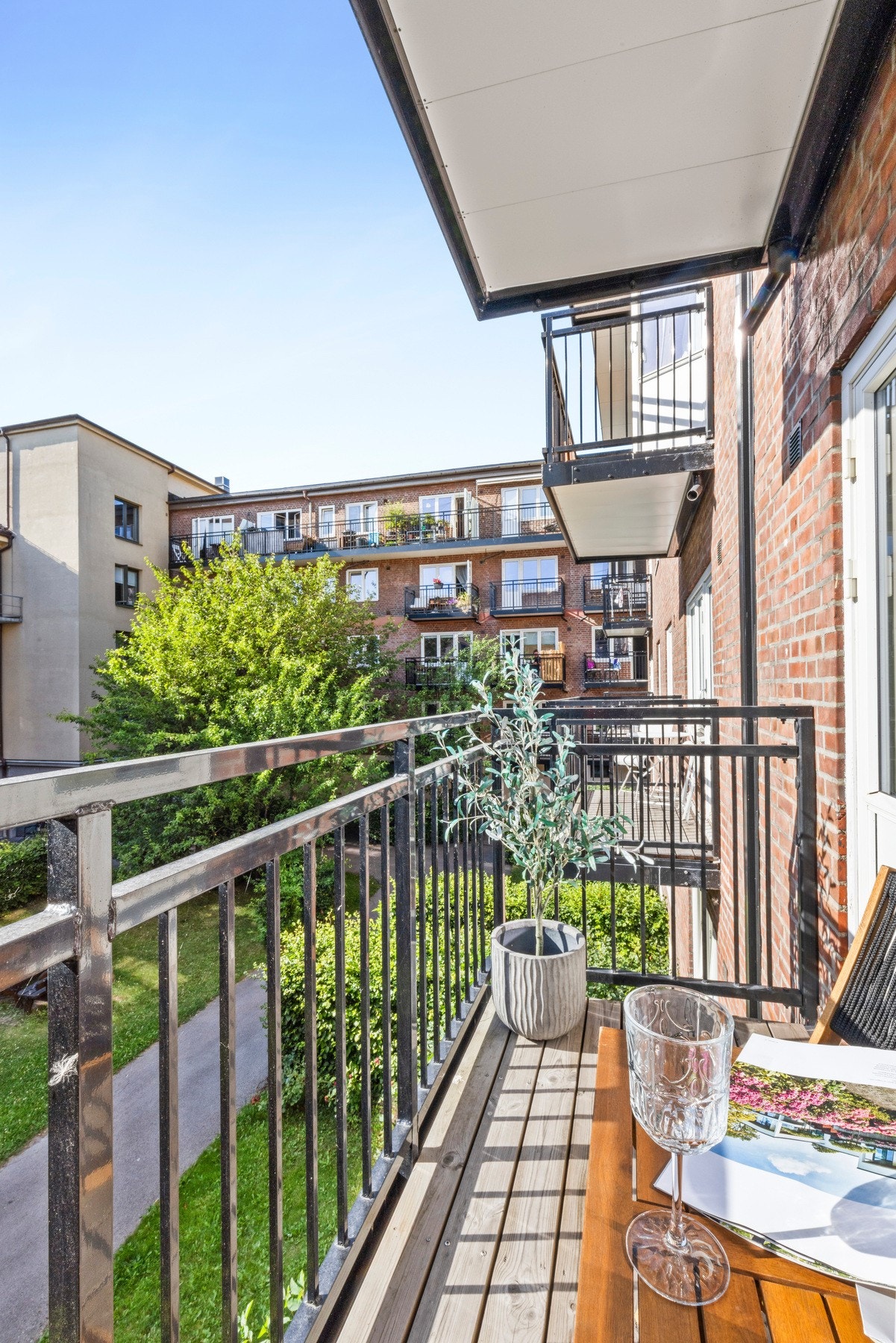 Balkongen vender mot grønne omgivelser. Galleribilde