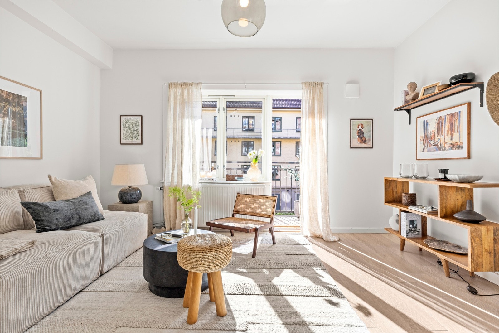 Attraktiv 2-roms selveier med vestvendt balkong mot stille bakgård. Beliggende i byggets 2. etasje. Galleribilde