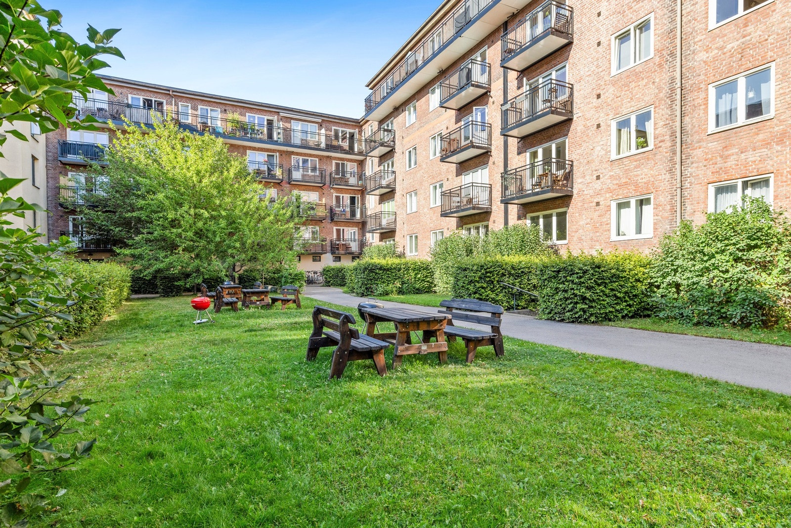 Det rolige gårdsrommet skaper en fin kontrast til det pulserende bylivet rett utenfor. Galleribilde