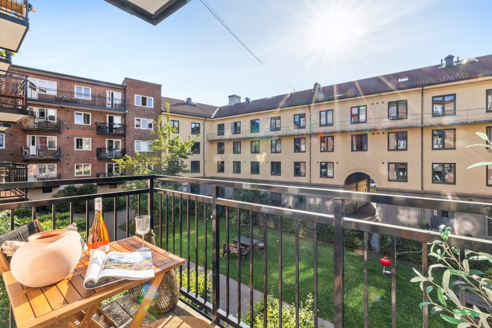 Nyt lange sommerkvelder med utsyn over den stille bakgården. Galleribilde