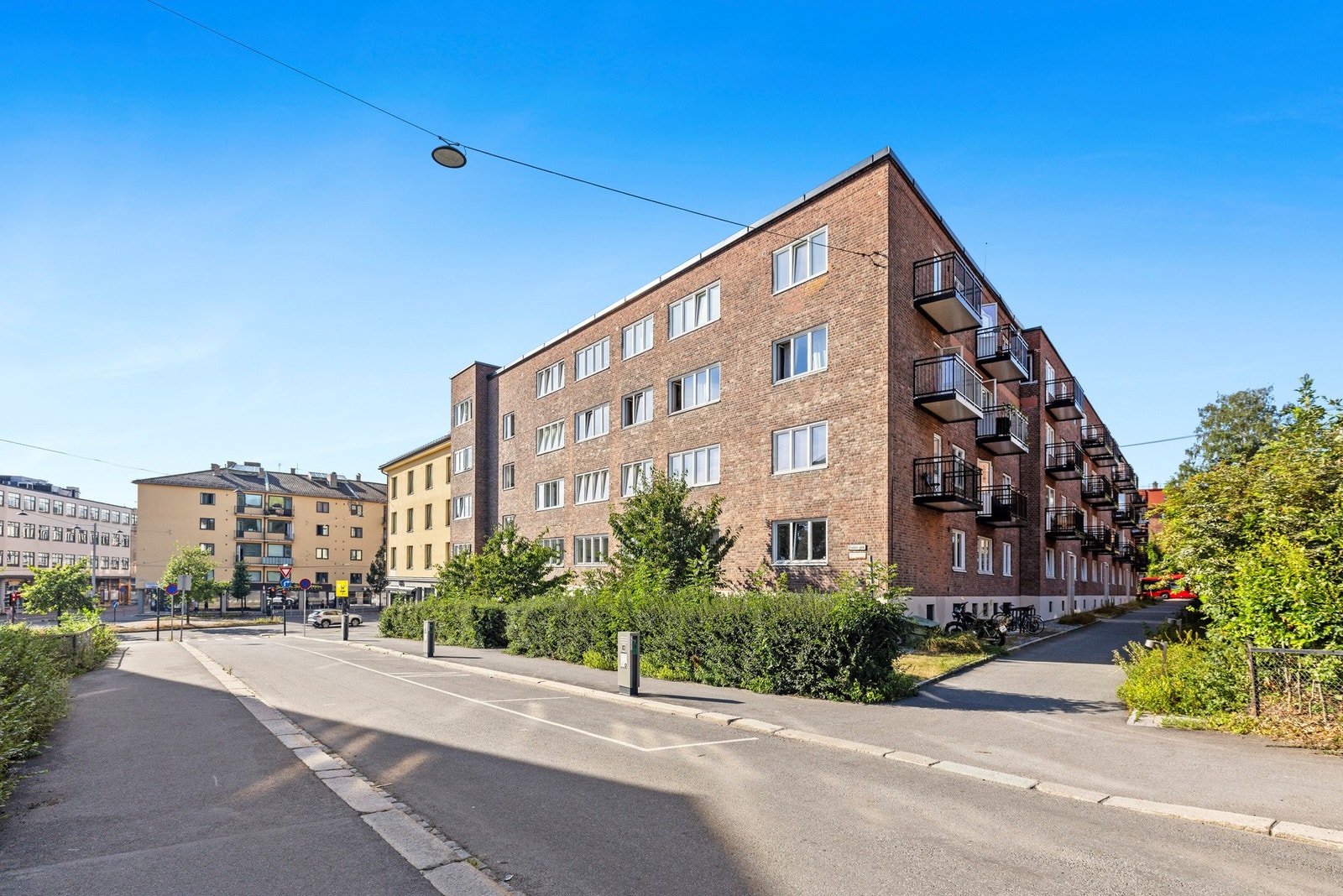 Velholdt fasade i tradisjonell stil. Galleribilde