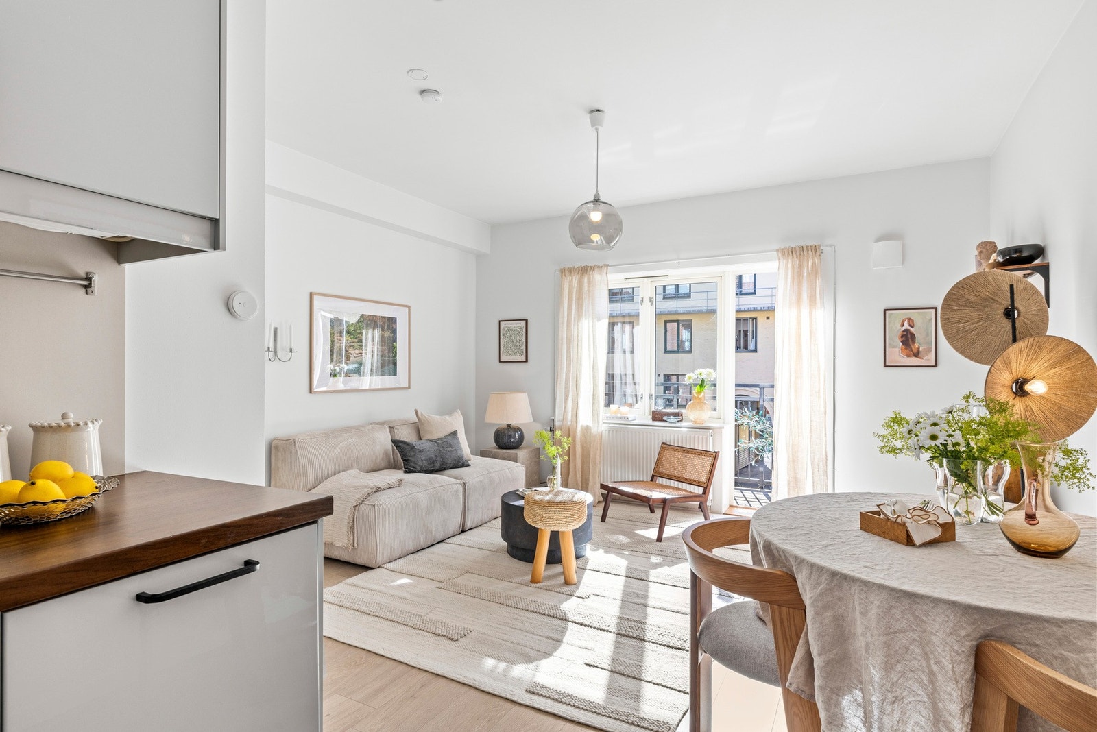 Åpen løsning mellom kjøkken og stue gir en sosial planløsning. Galleribilde