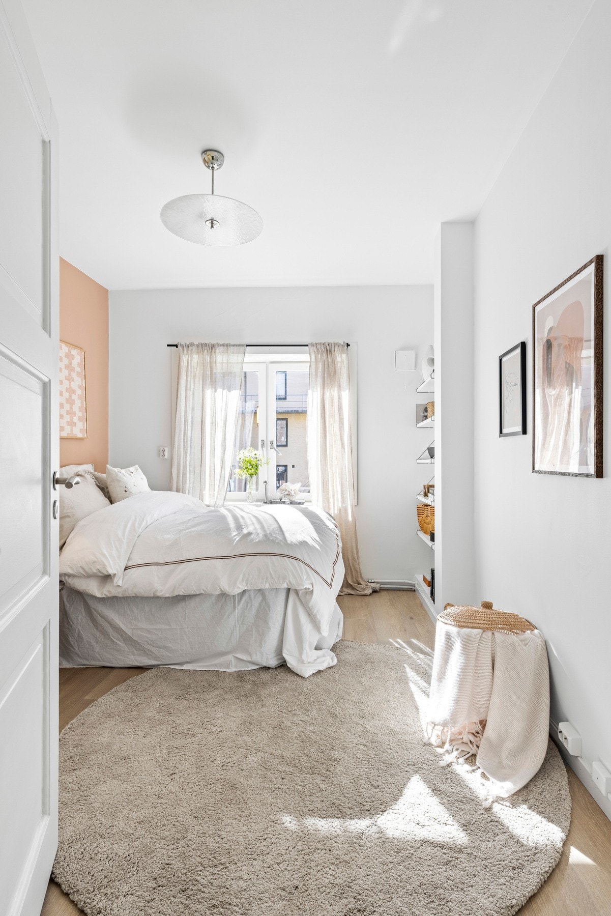 Et behagelig soverom med gode fargevalg og herlig lysinnslipp. Galleribilde