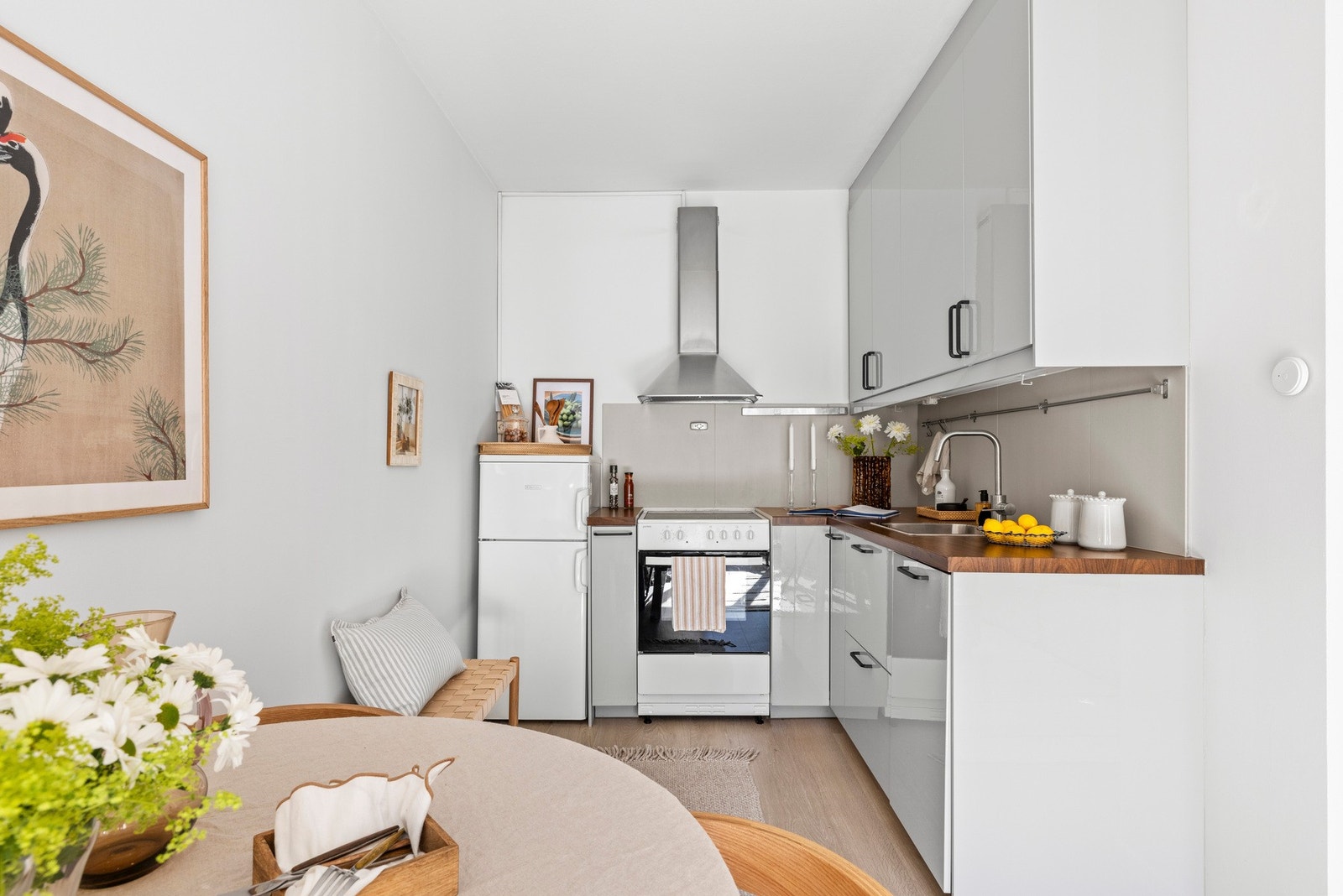 Arbeidsvennlig kjøkken med mye skapplass. Galleribilde