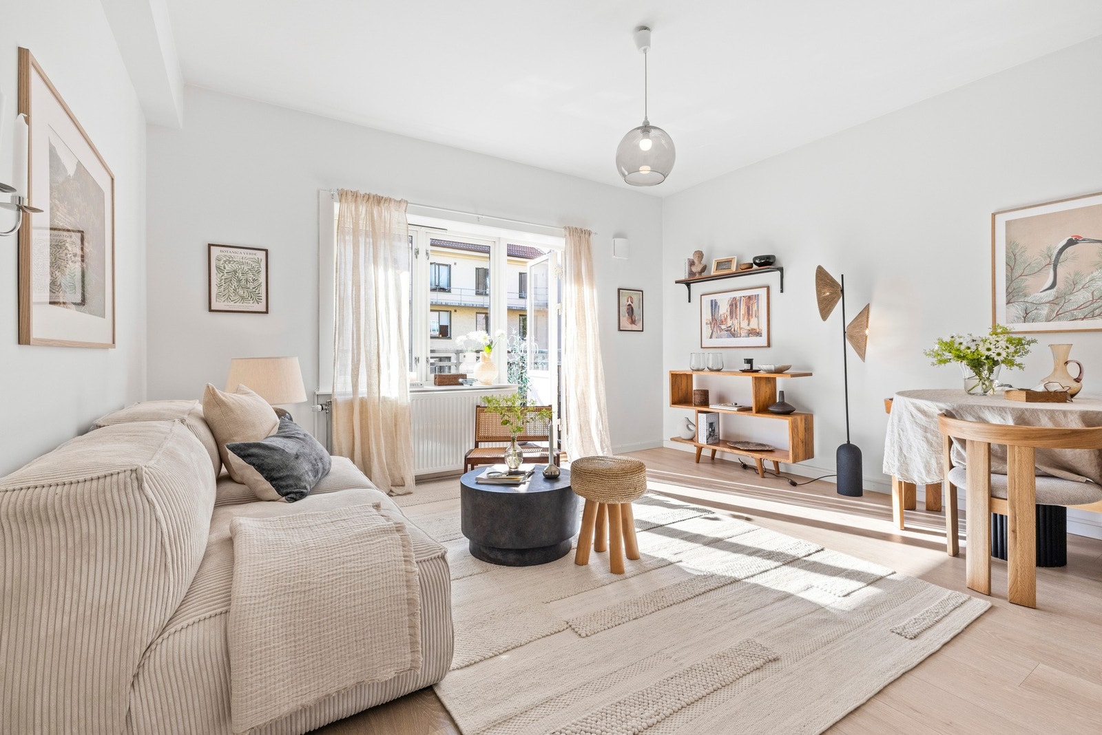 Romslig og gjennomført stue med plass til både sofagruppe og spisebord! Galleribilde