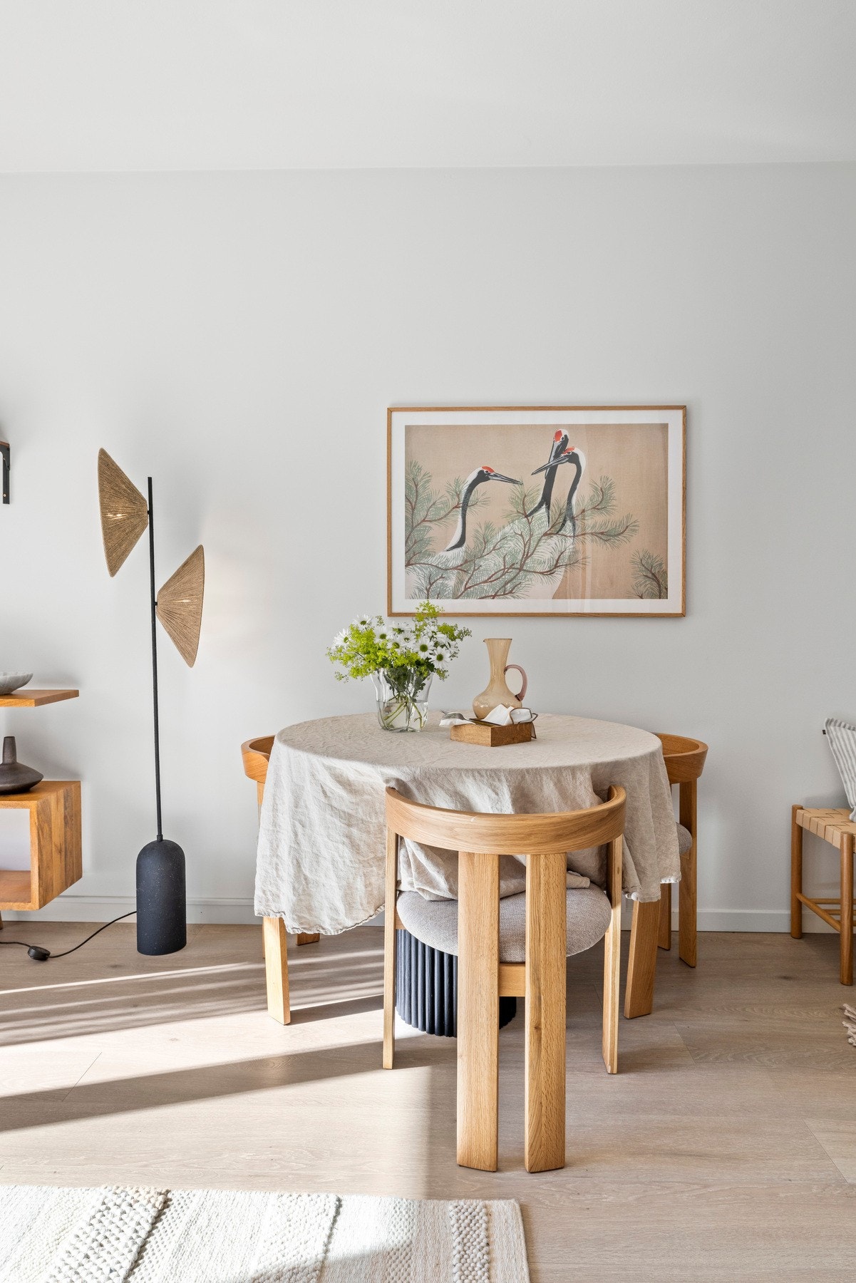 Det er god plass til spisebord mellom stue og kjøkken. Galleribilde