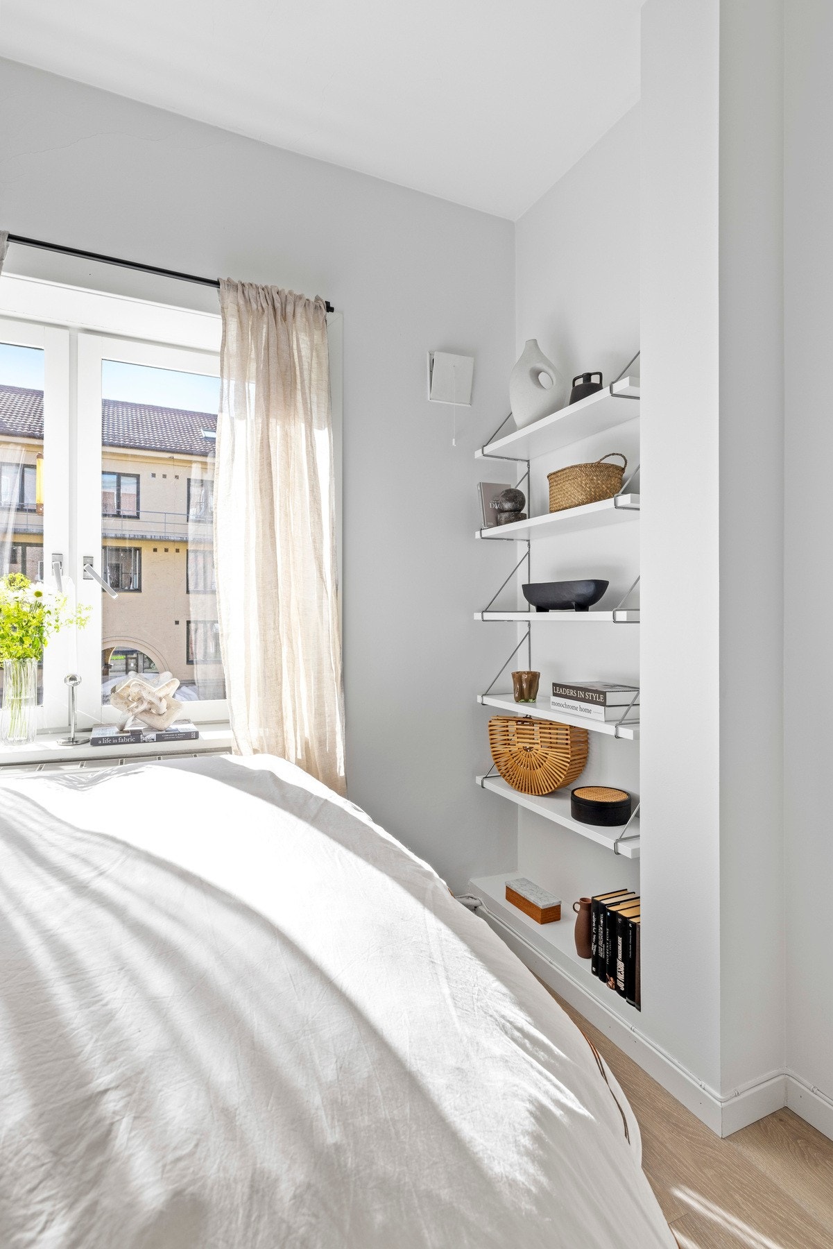 Soverommet er malt i en lys tone. Galleribilde