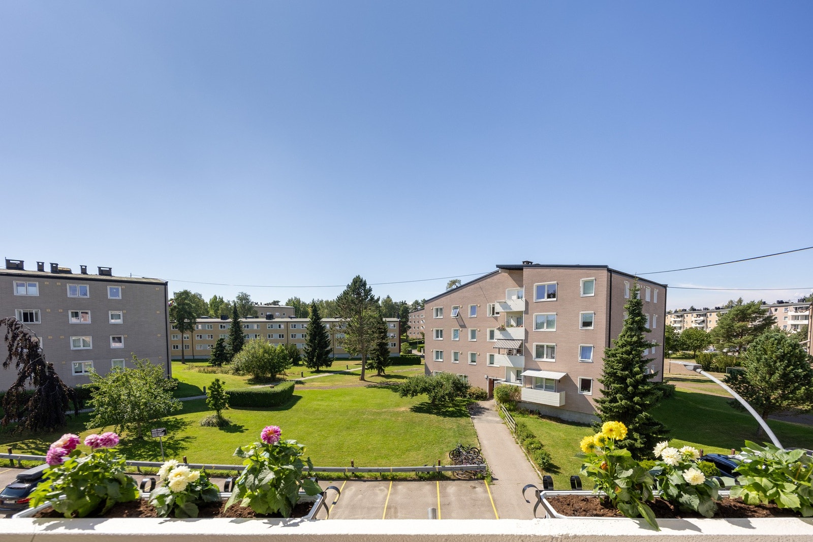 Denne vender mot frodige grøntarealer og har fine solforhold. Galleribilde