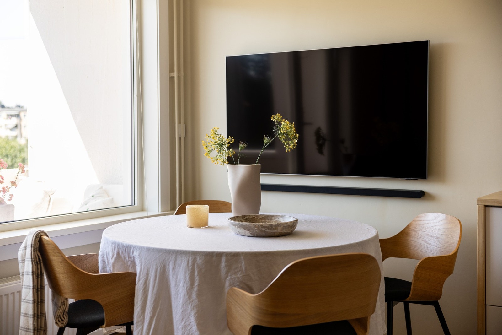 Plass til spisegruppe ved vinduet. Galleribilde