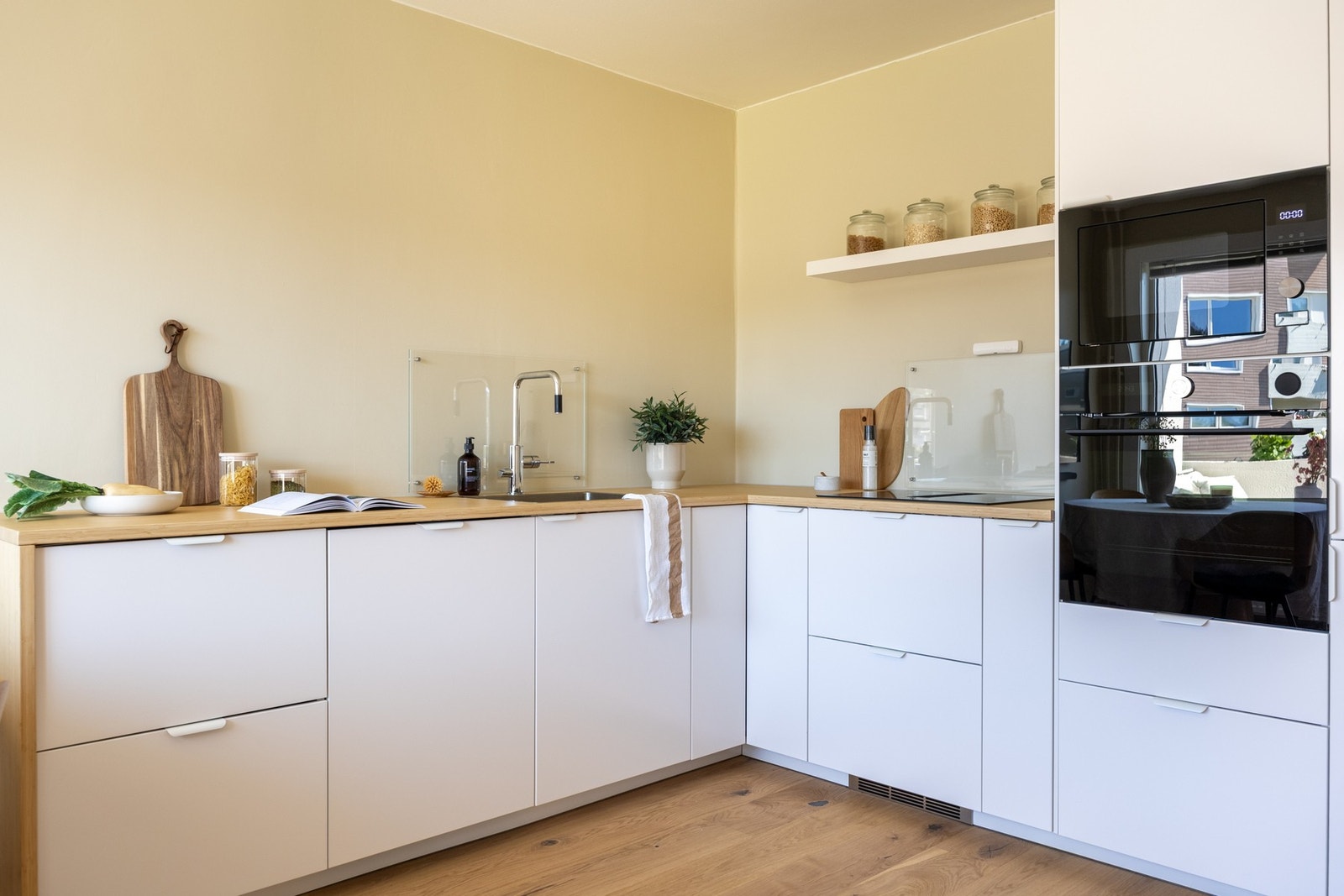 Det er slette fronte og benkeplate av laminat. Galleribilde