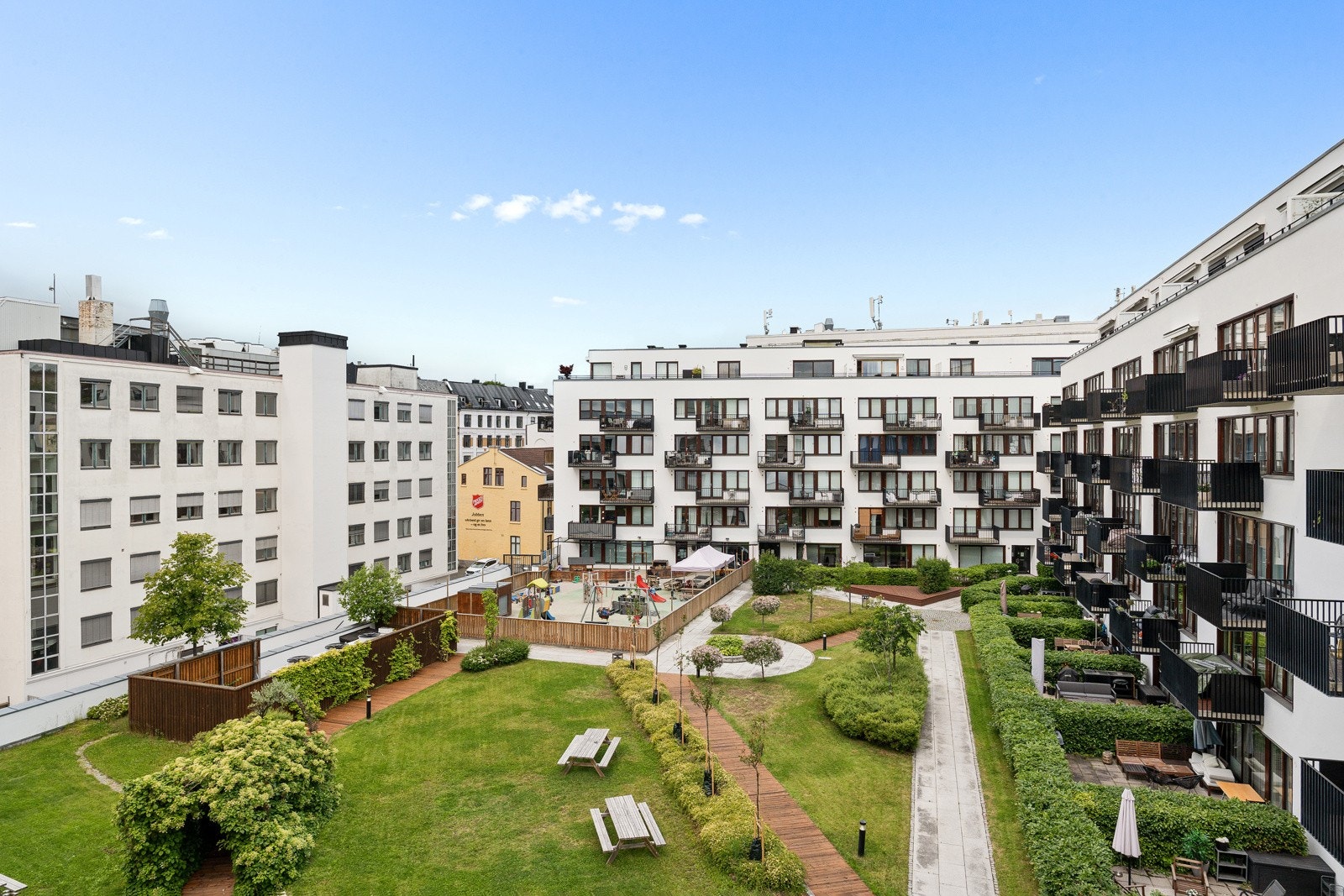 Leiligheten har en god intern beliggenhet i 5. etasje og vender i sin helhet mot skjermet og idyllisk bakhage Galleribilde