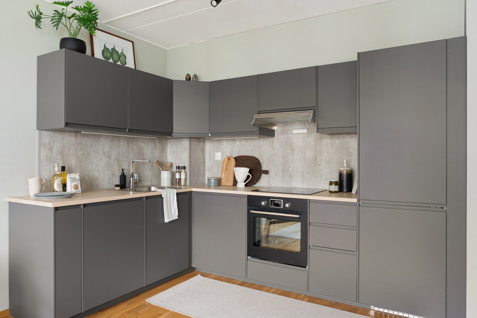 Integrerte hvitevarer fra Ikea med oppvaskmaskin, kjøl/frys, stekeovn og platetopp samt avtrekksvifte fra Flexit. Kjøkkenet har mekanisk avtrekk. Galleribilde