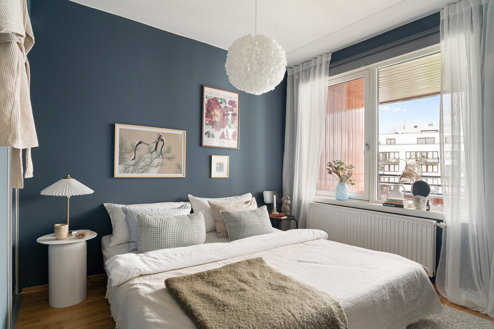 Lyst og luftig soverom med skyvedør for maksimal plassutnyttelse Galleribilde