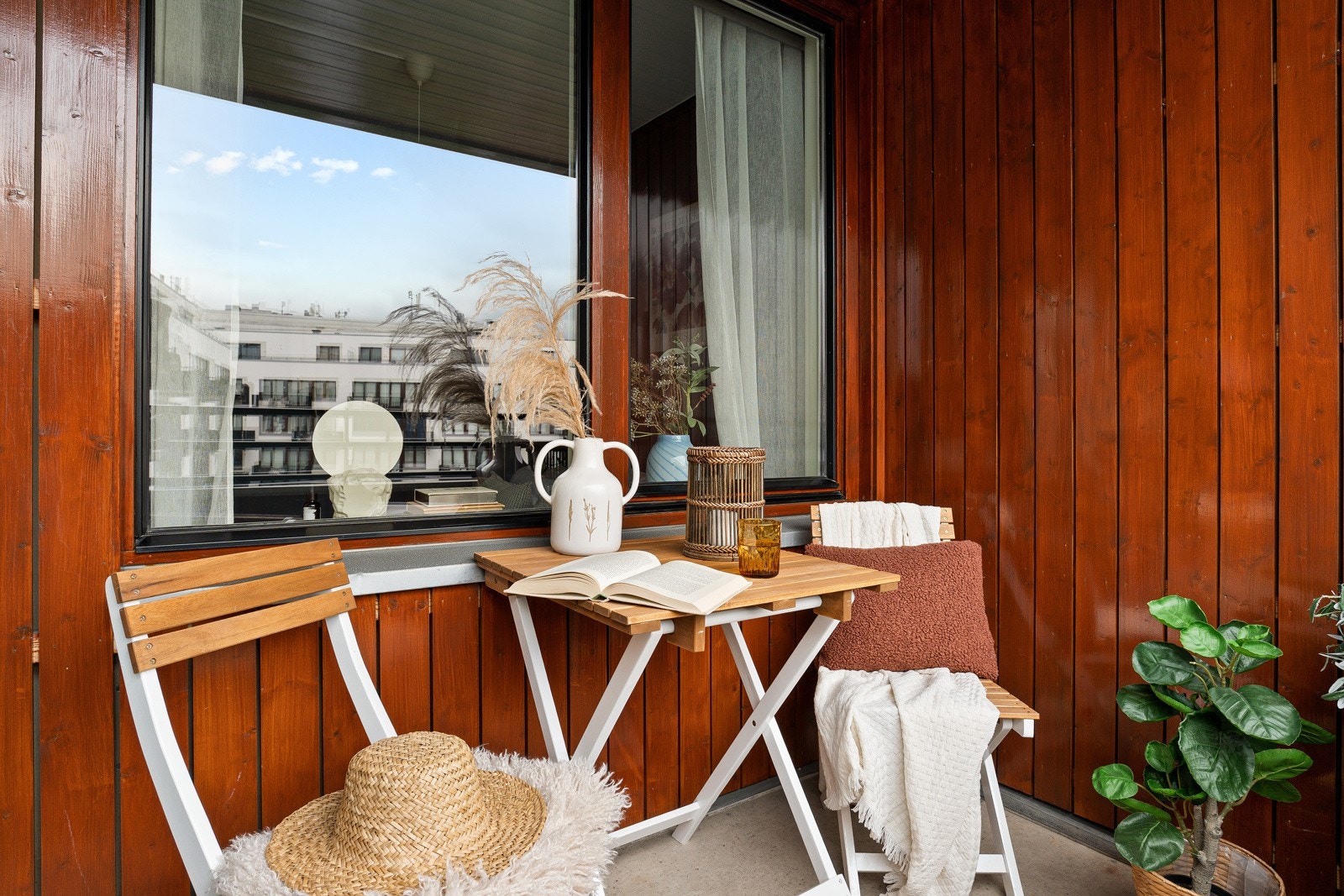 Balkongen er nordvendt på ca. 3,6 m² med plass til sittegruppe Galleribilde