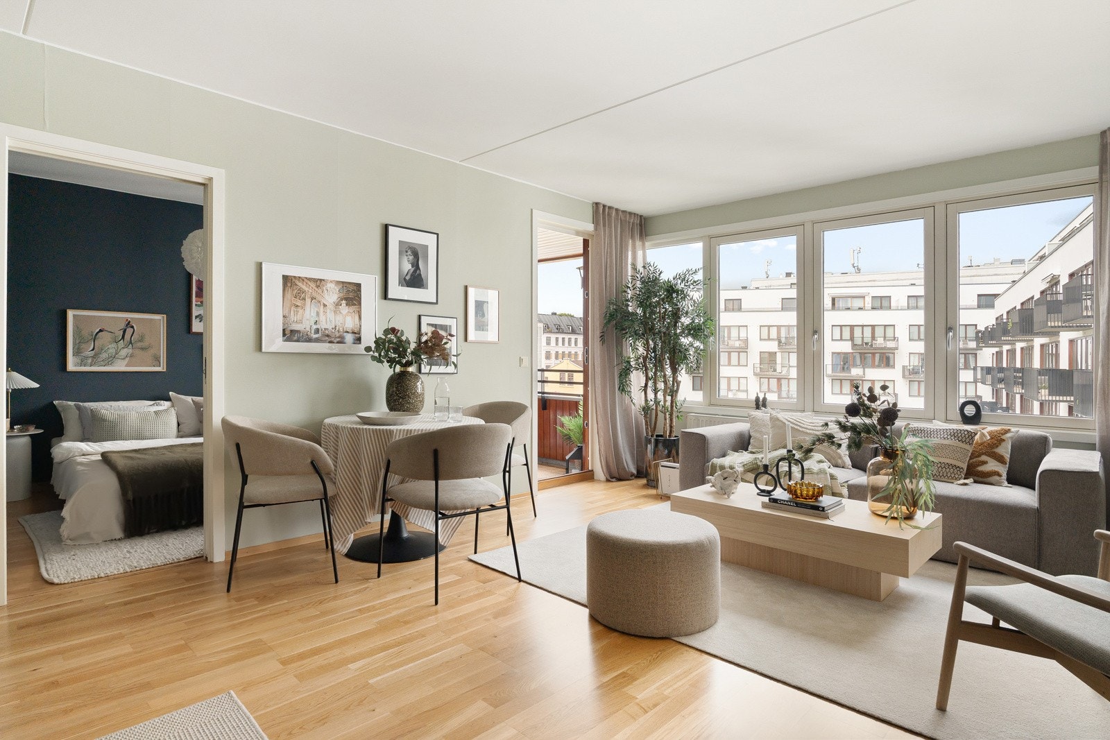 Romslig stue med plass til sofagruppe med tilhørende møblement og spisebord Galleribilde