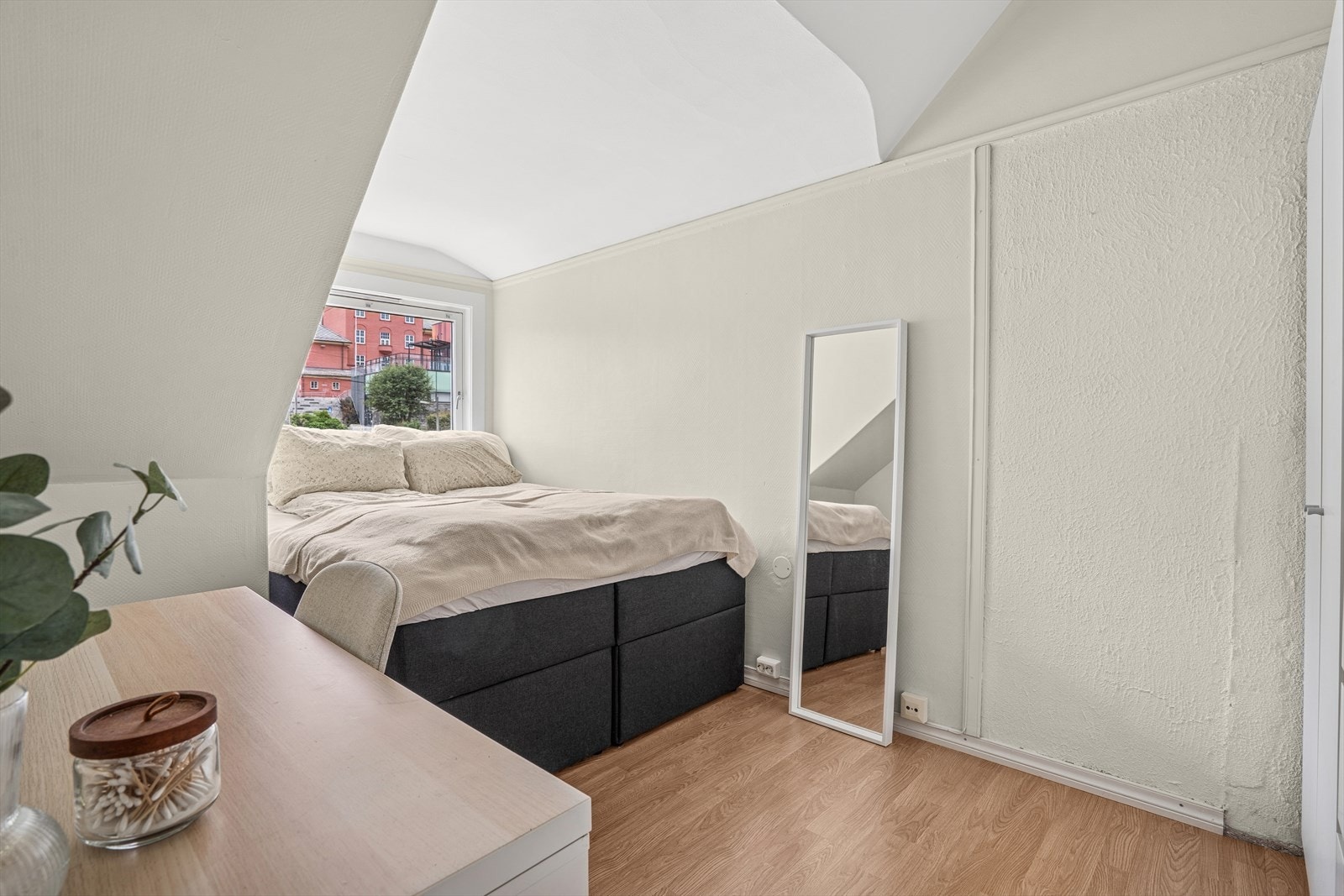 Soverommene er vendt mot Løvstakken. De er begge av god størrelse og har plass til oppbevaring. Galleribilde