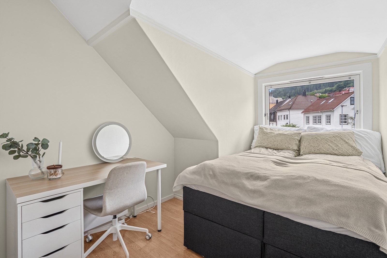 Plass til både dobbeltseng av skrivepult. Galleribilde