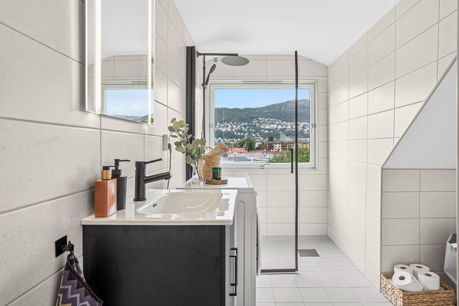 Helfliset, flott baderom i tidsriktige farger. Nye rør og nytt bad i 2025. Galleribilde