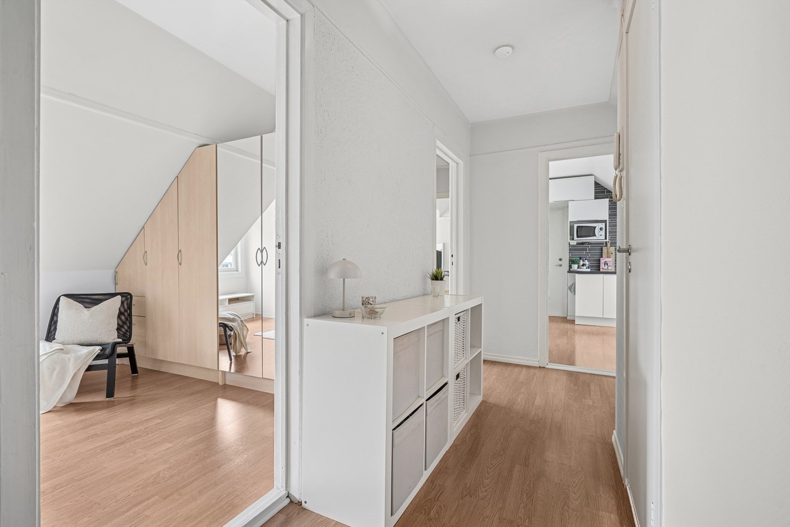 Bygget er fra 1949 og har siden den tid omgått flere oppgraderinger, senest badet, som er nytt våren 2025. Galleribilde